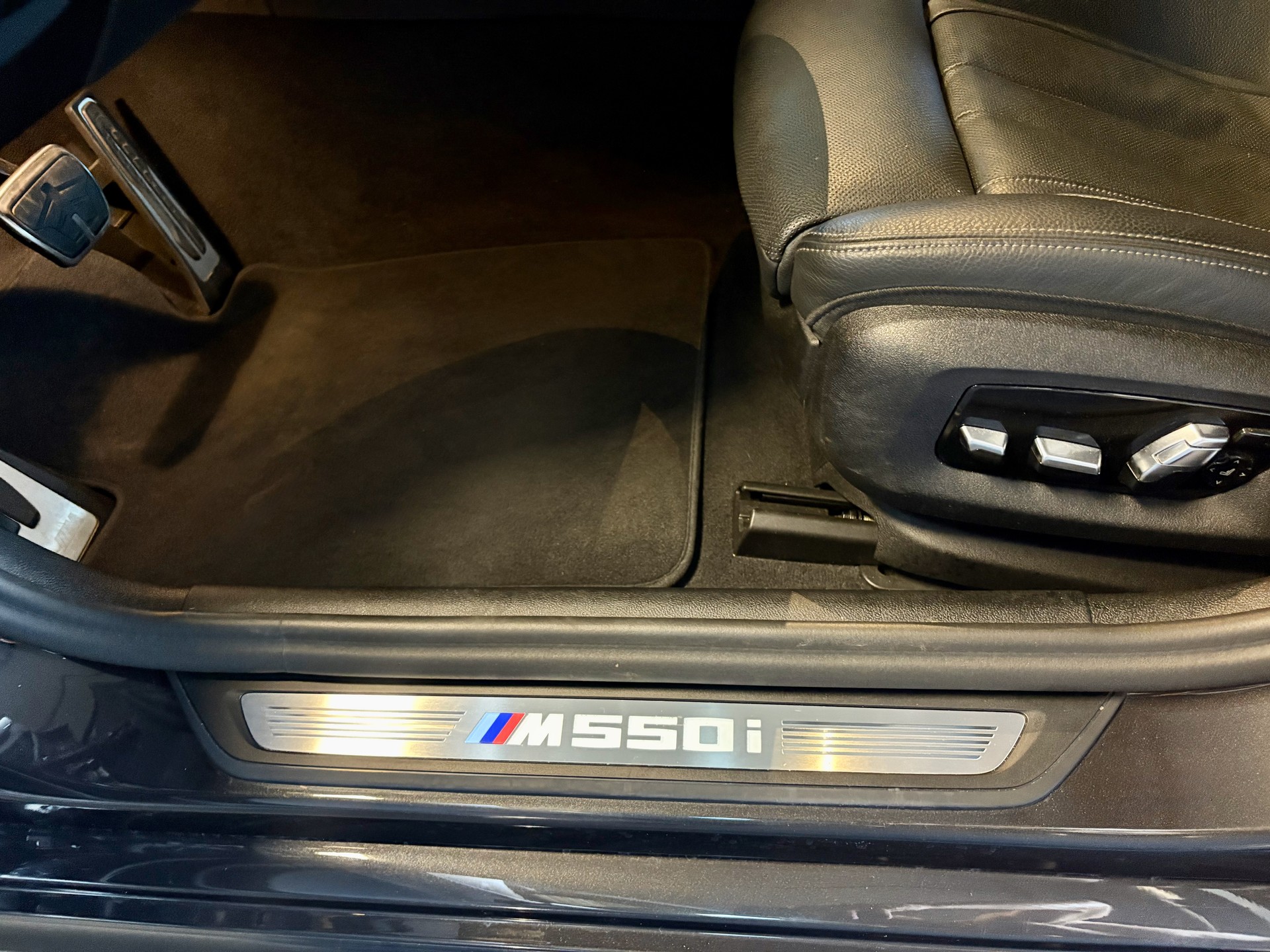 BMW M550i xDrive SAG-image-16