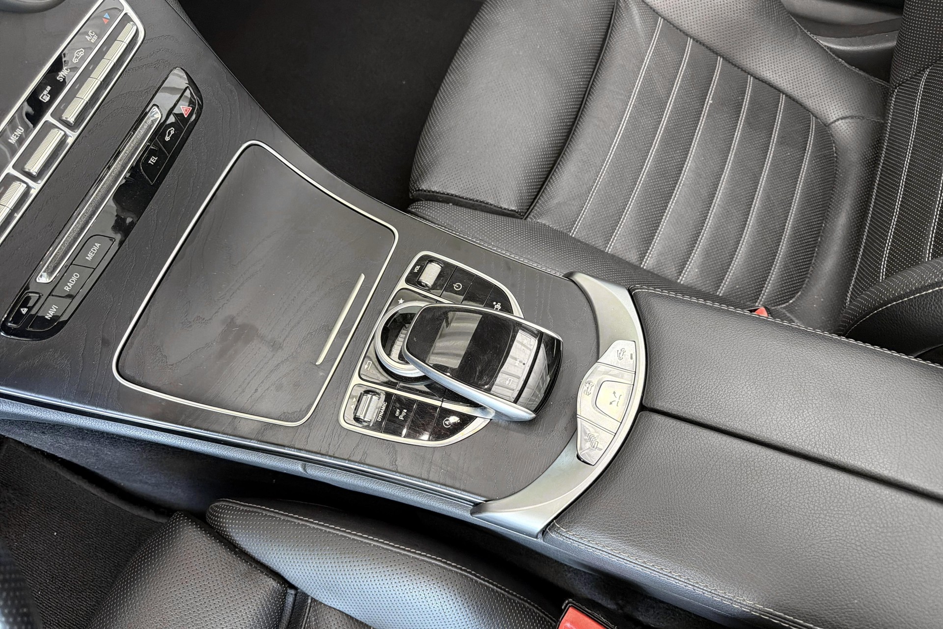 MERCEDES-BENZ C 250 Cabriolet AMG Line 9G-Tronic-image-11