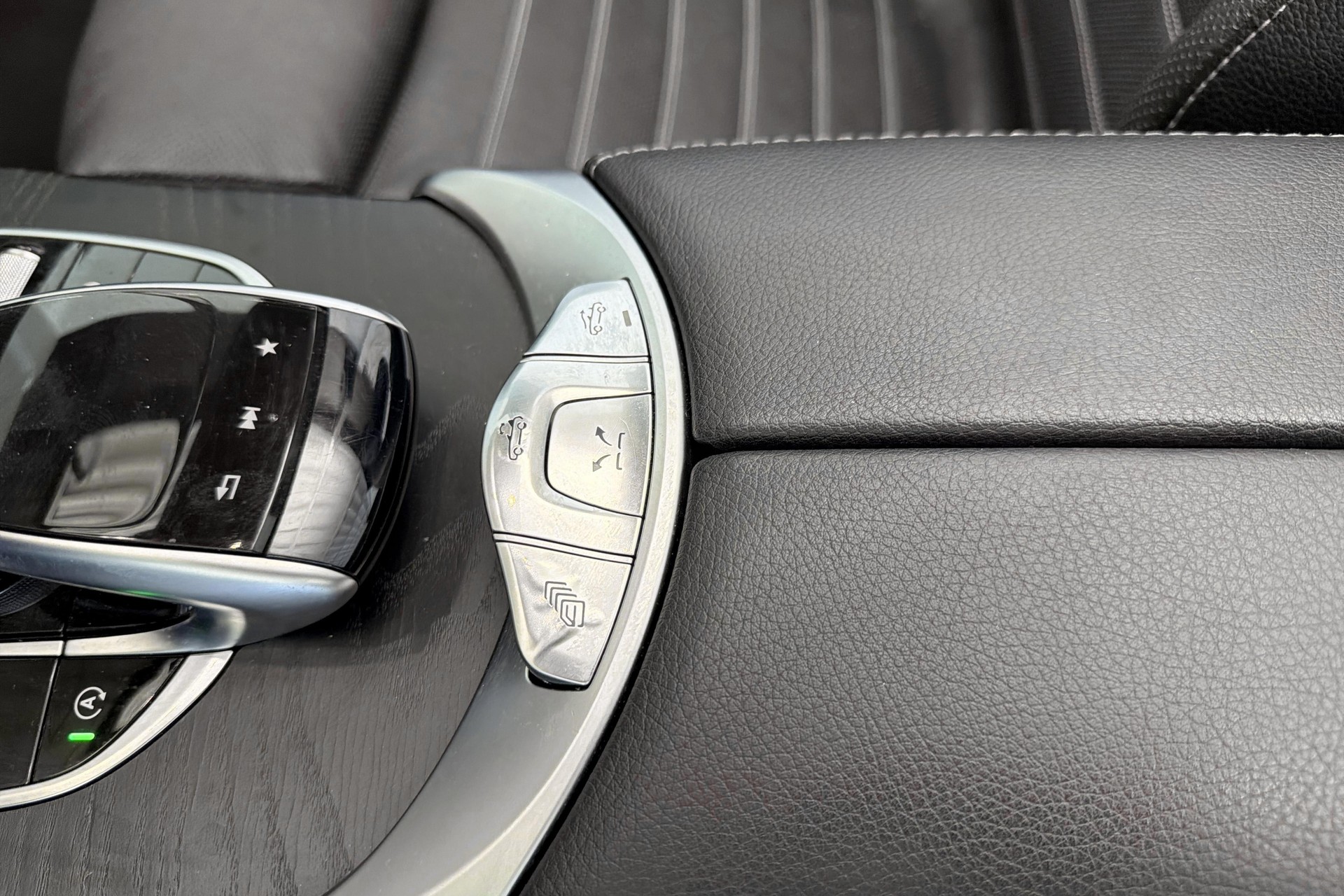 MERCEDES-BENZ C 250 Cabriolet AMG Line 9G-Tronic-image-14