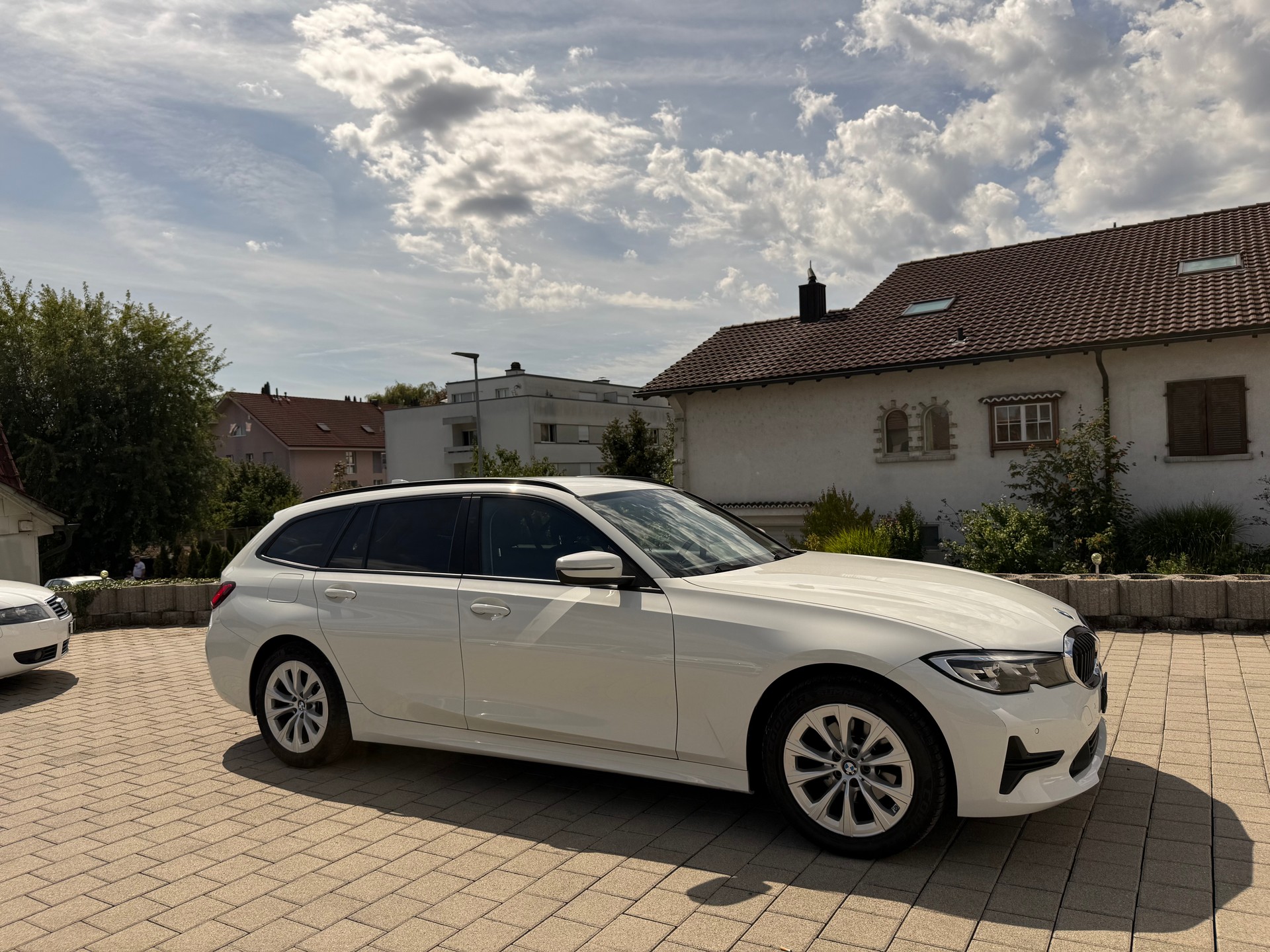 BMW 320d xDrive Touring Steptronic-showroom-element-2