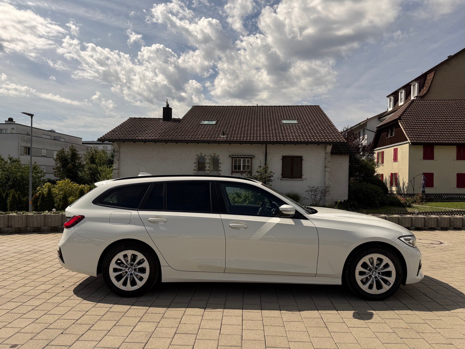 BMW 320d xDrive Touring Steptronic-showroom-element-3