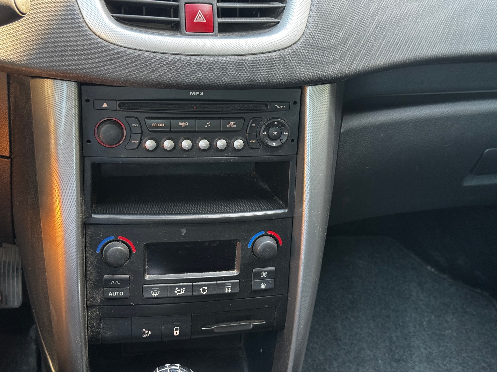 PEUGEOT 207 1.6 16V Sport-image-11
