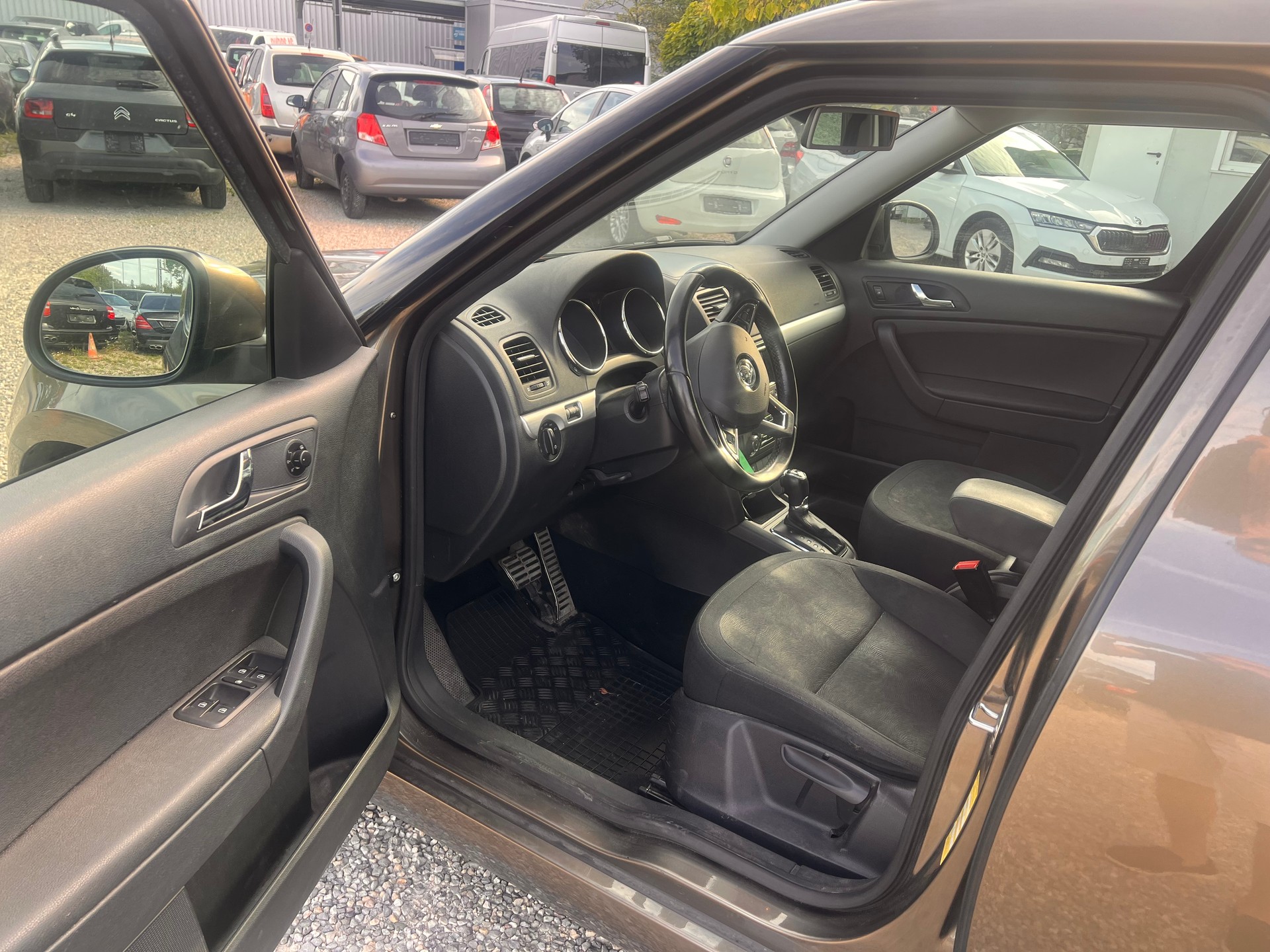 SKODA Yeti 2.0 TDI Ambition 4x4 DSG-image-12