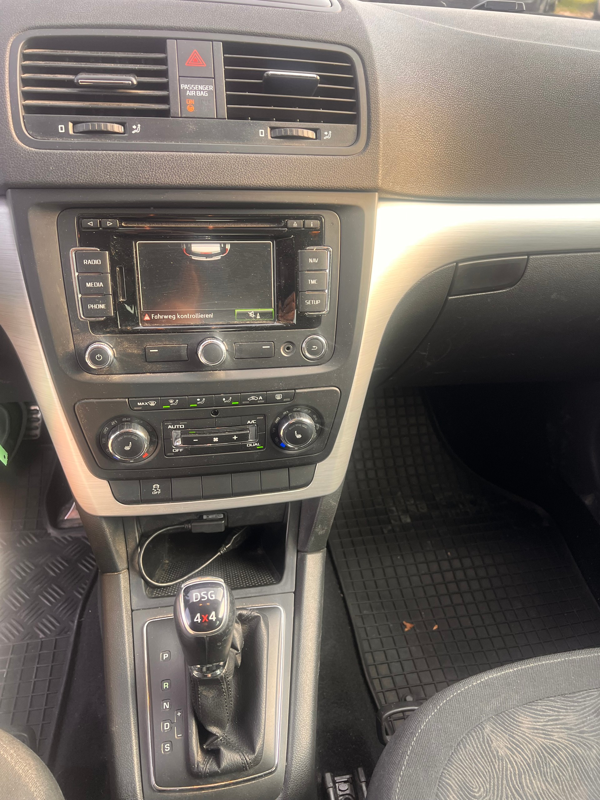 SKODA Yeti 2.0 TDI Ambition 4x4 DSG-image-11