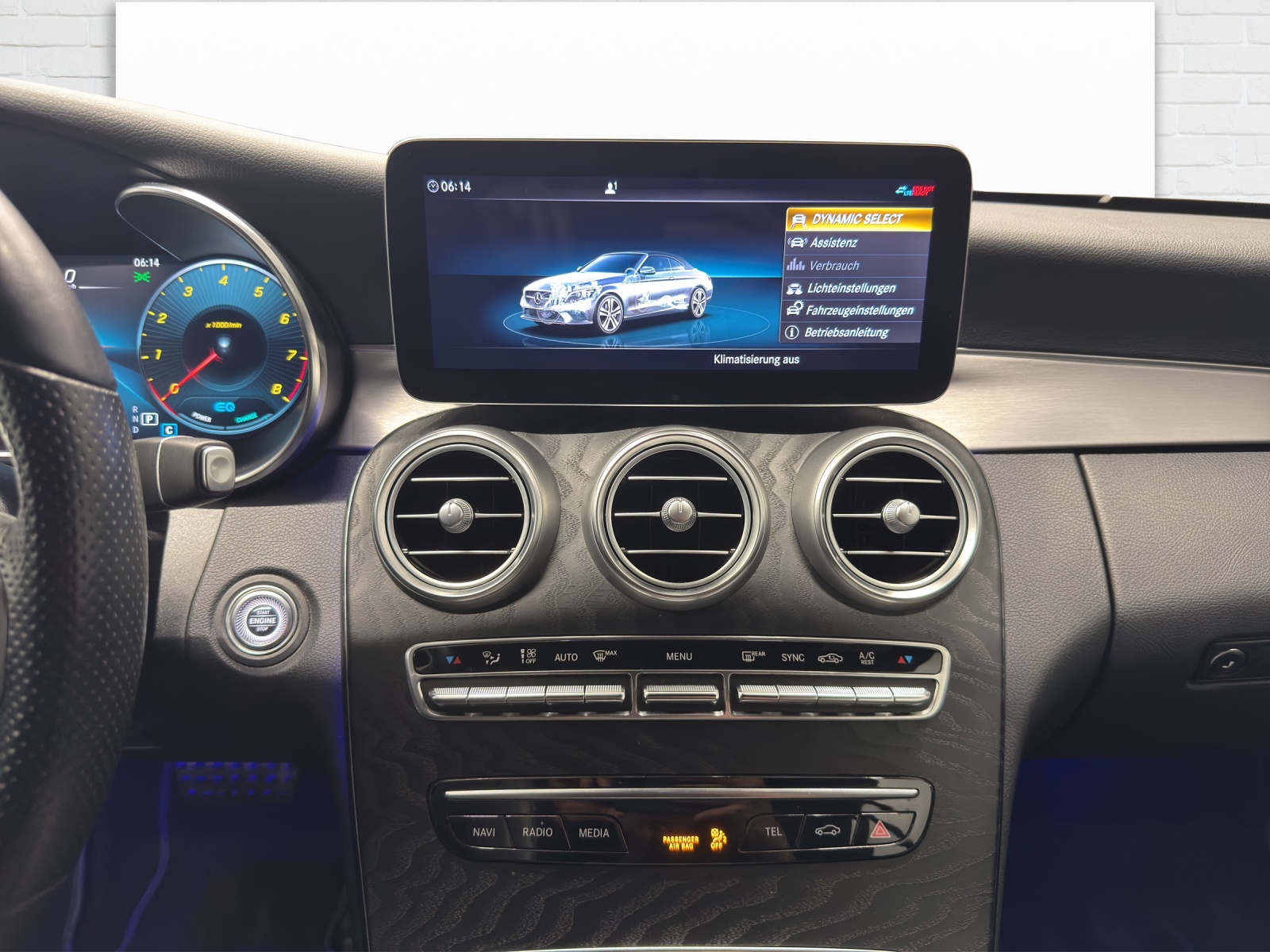 MERCEDES-BENZ C 200 AMG Line 4Matic Cabriolet-image-8