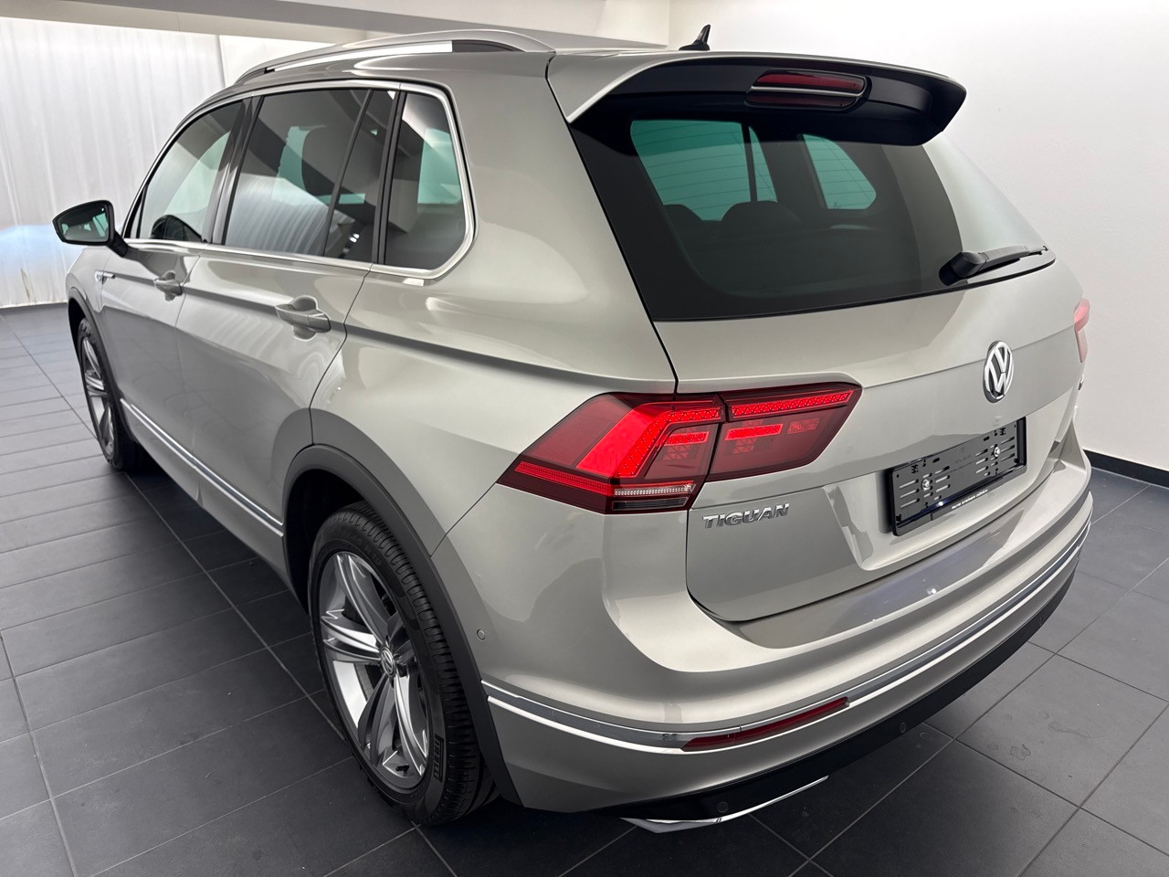 VW Tiguan 2.0TSI Highline R-Line 4Motion DSG-image-1