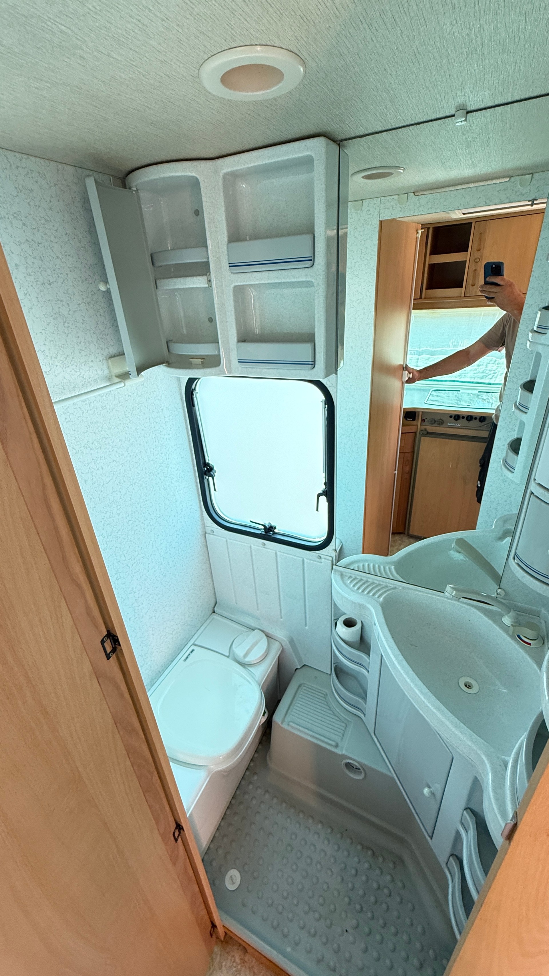 ADRIA Unica mit Schutzdach-image-5