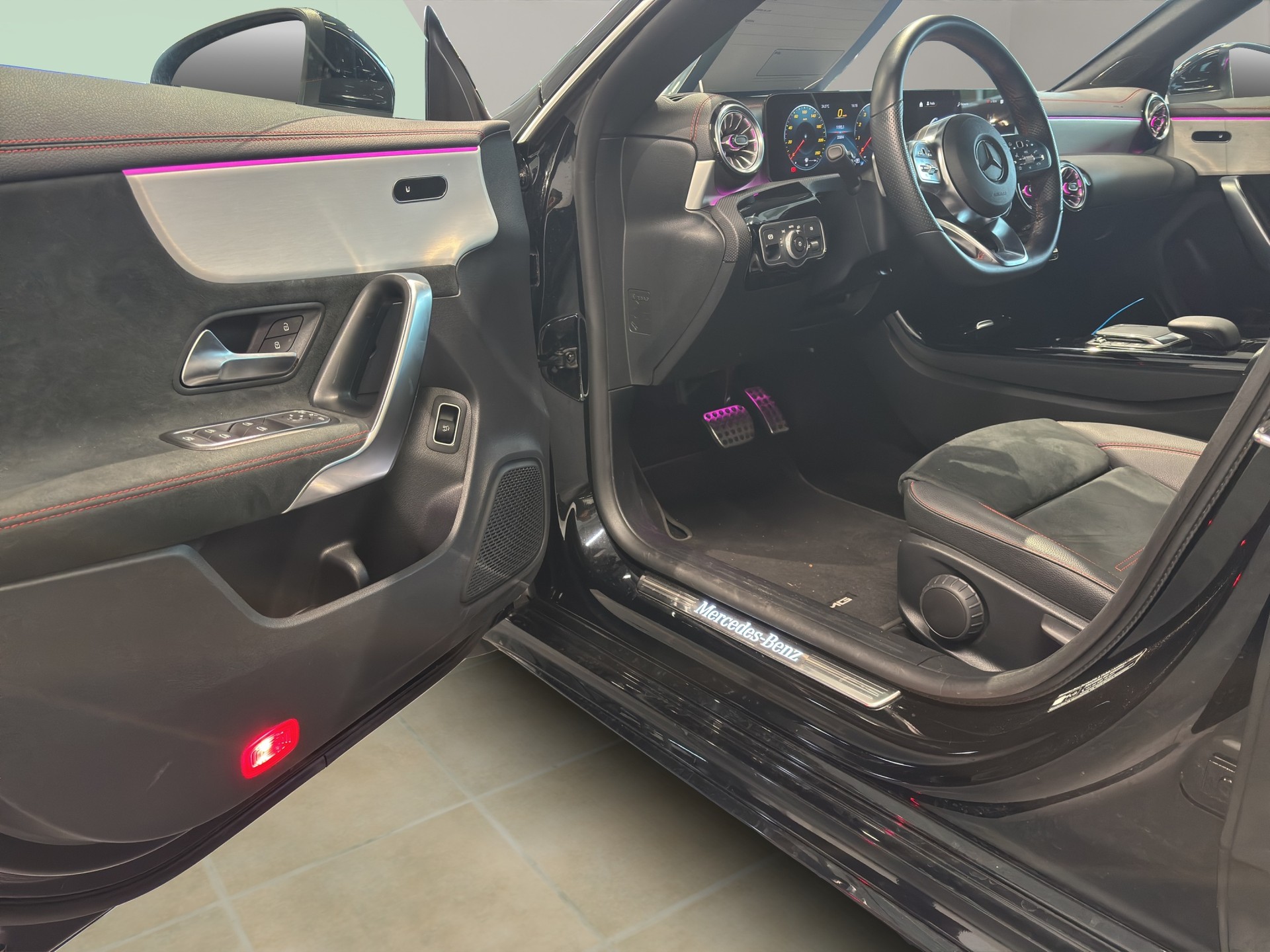 MERCEDES-BENZ CLA Shooting Brake 250 4Matic 7G-DCT AMG Line-image-25