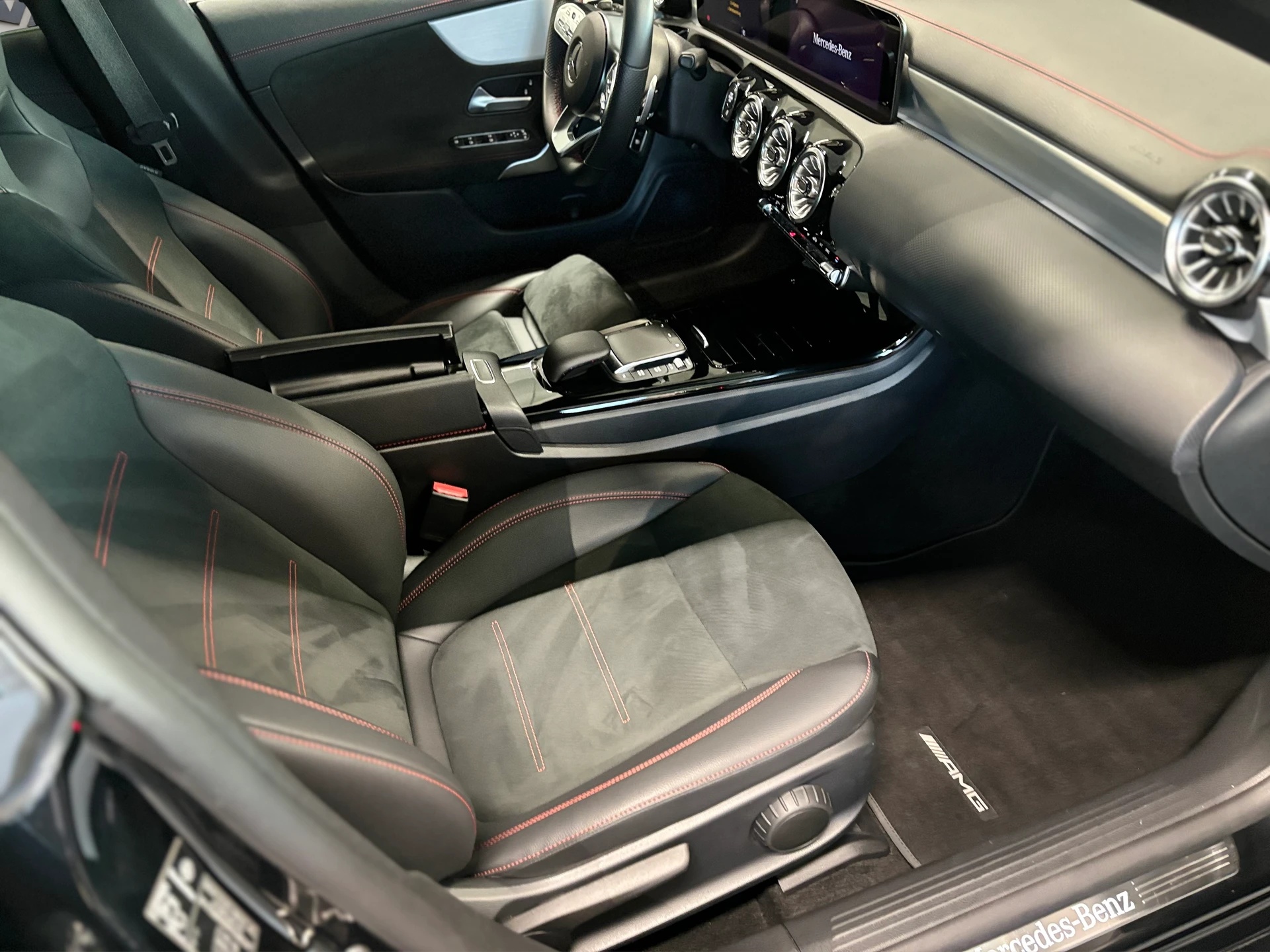 MERCEDES-BENZ CLA Shooting Brake 250 4Matic 7G-DCT AMG Line-image-23