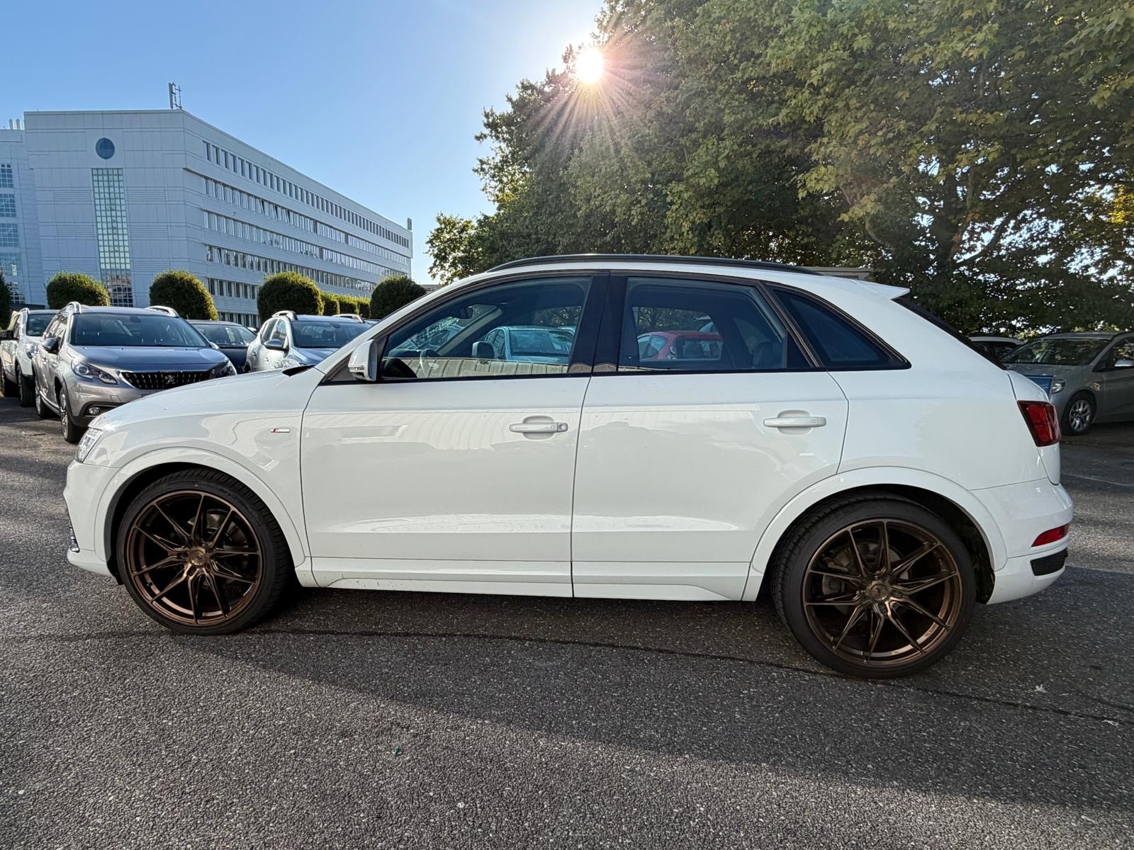 AUDI Q3 2.0 TDI design quattro S-tronic-image-4