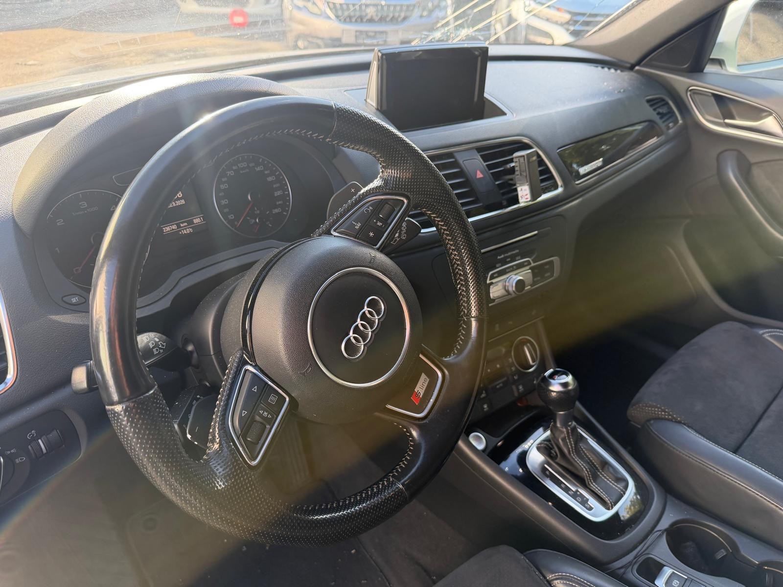 AUDI Q3 2.0 TDI design quattro S-tronic-image-9