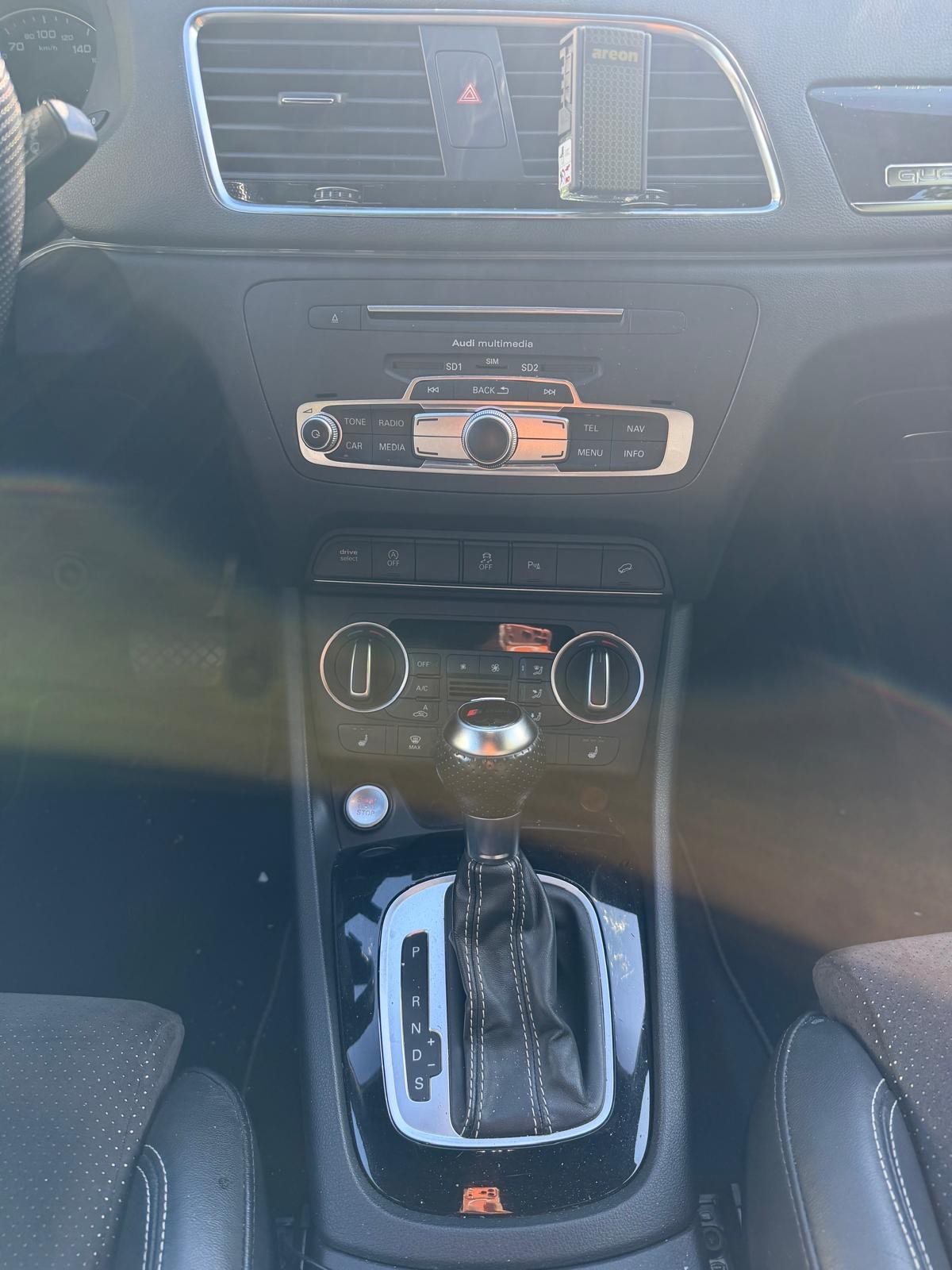 AUDI Q3 2.0 TDI design quattro S-tronic-image-12