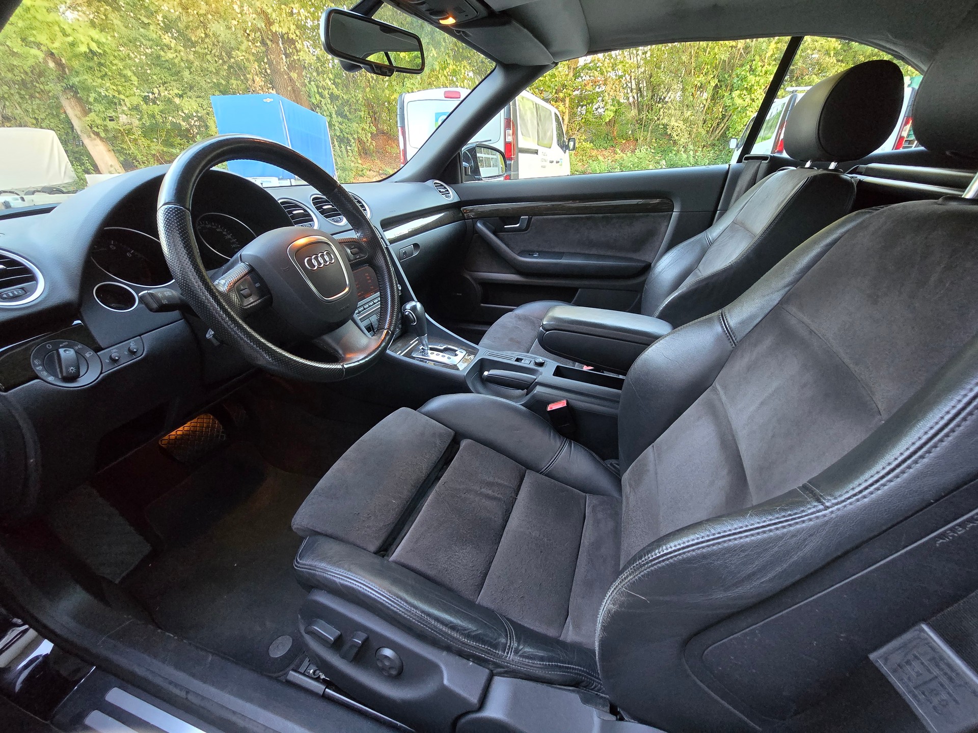 AUDI A4 Cabriolet 3.2 FSI quattro-image-9