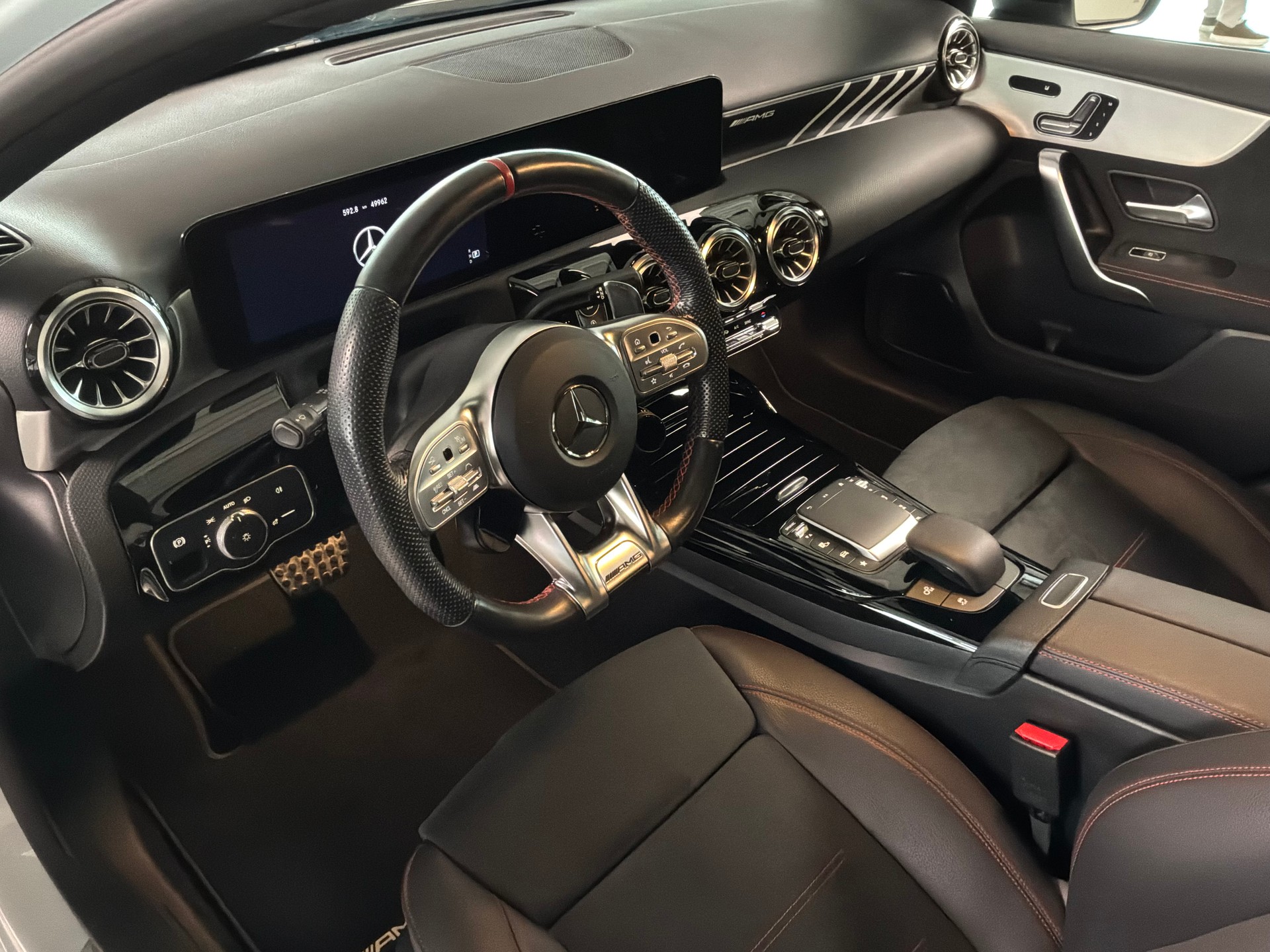 MERCEDES-BENZ A 35 AMG 4Matic Speedshift-image-9