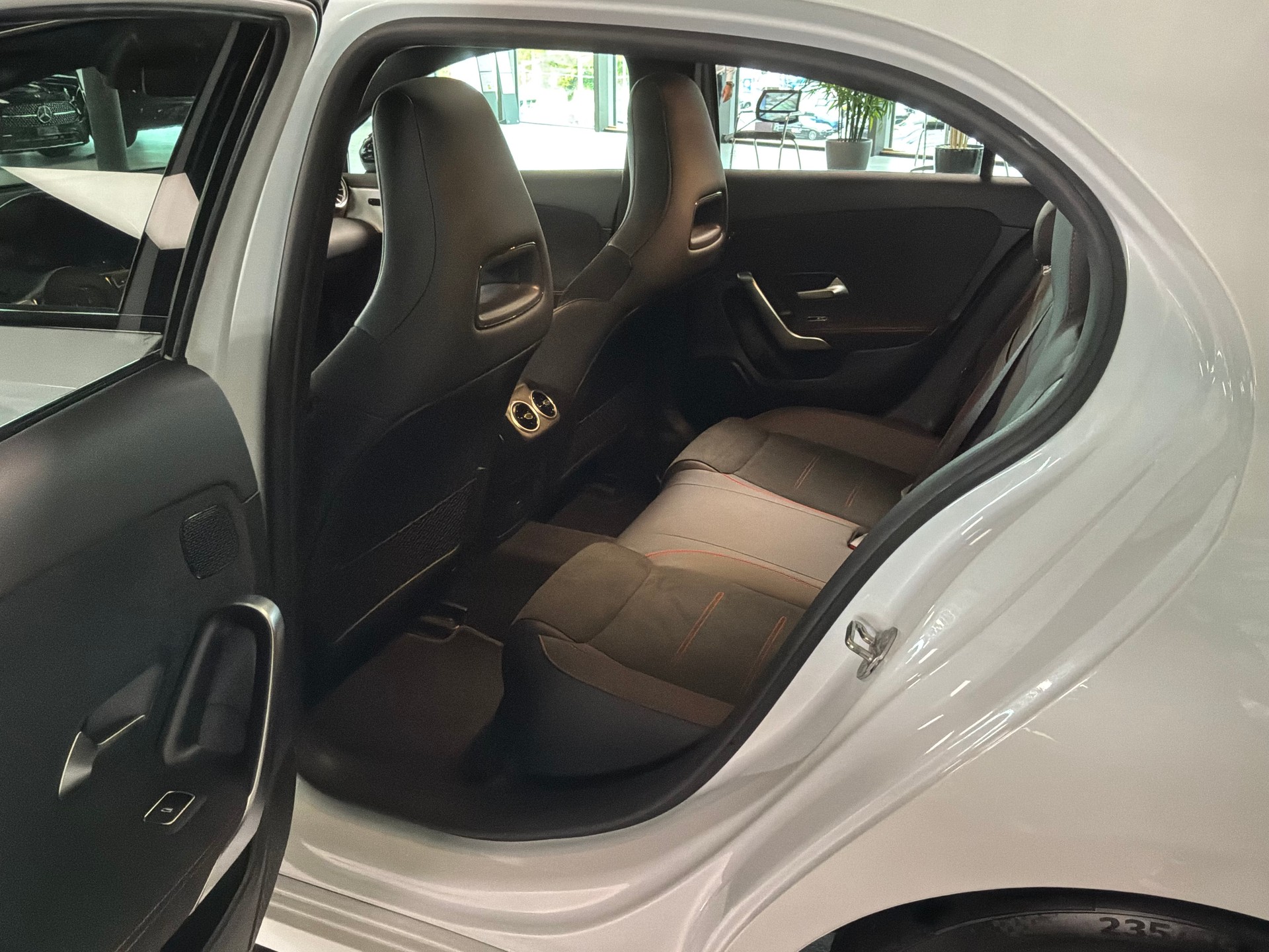 MERCEDES-BENZ A 35 AMG 4Matic Speedshift-image-7