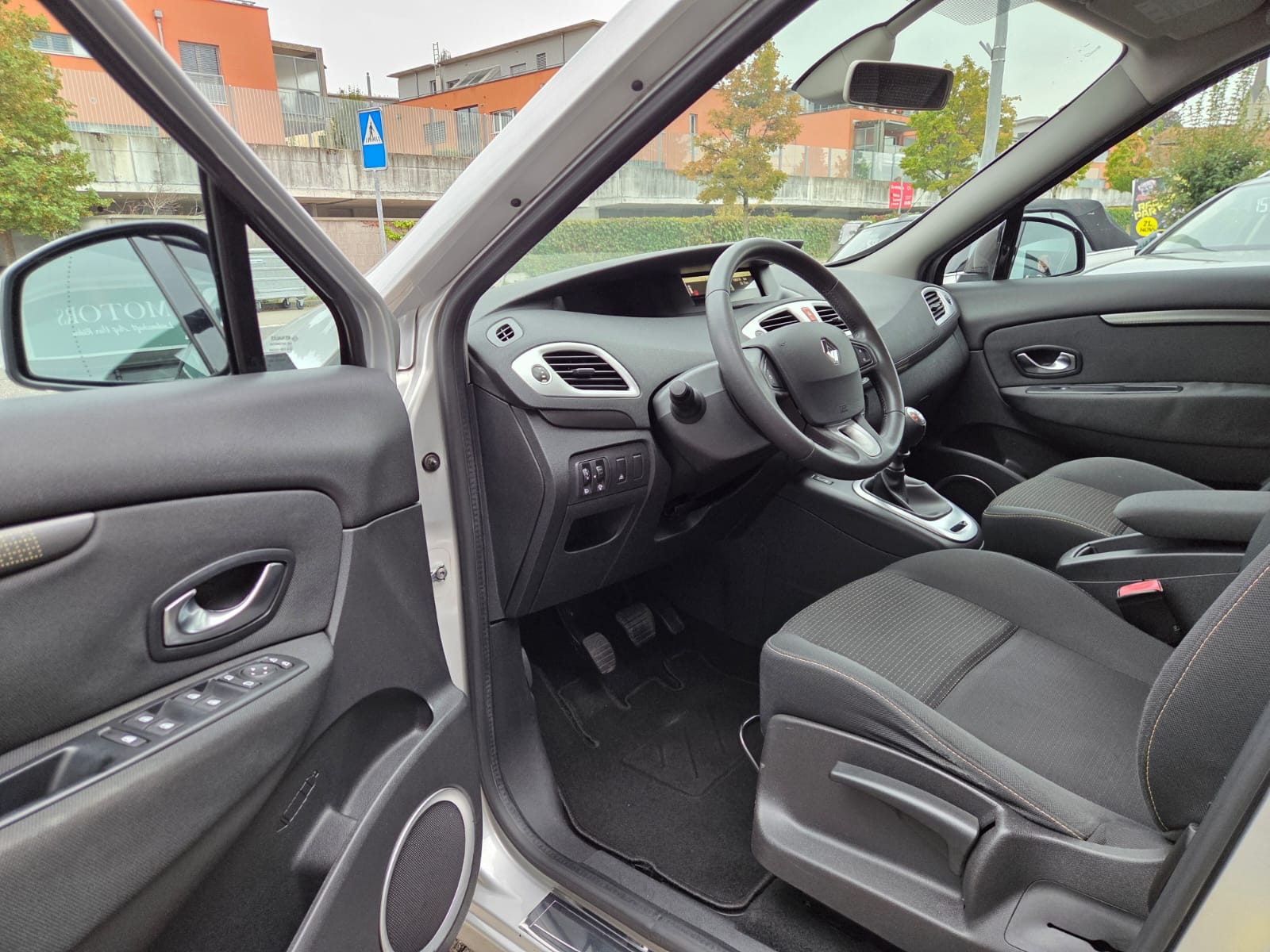 RENAULT Grand Scénic 1.4 16V Turbo Dynamique-image-7