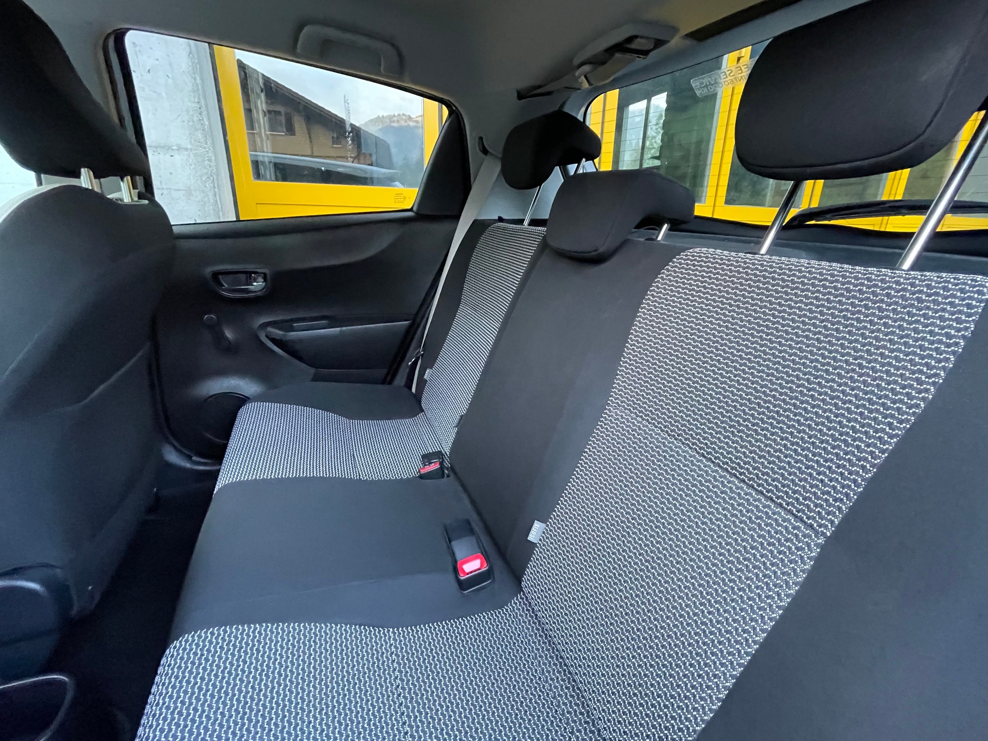 TOYOTA Yaris 1.33 Style-image-13