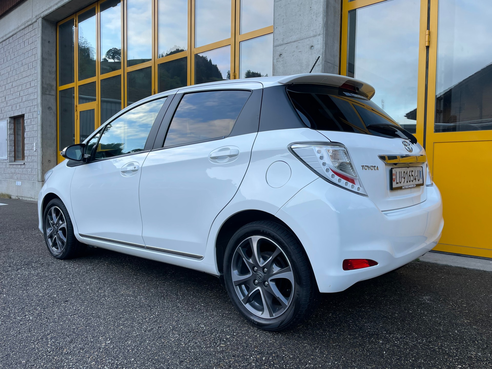 TOYOTA Yaris 1.33 Style-image-2