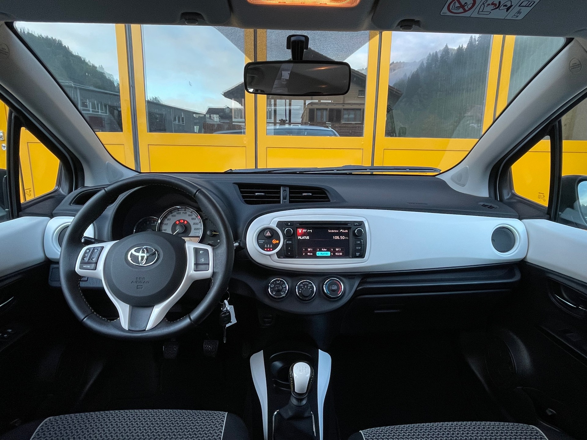 TOYOTA Yaris 1.33 Style-image-11