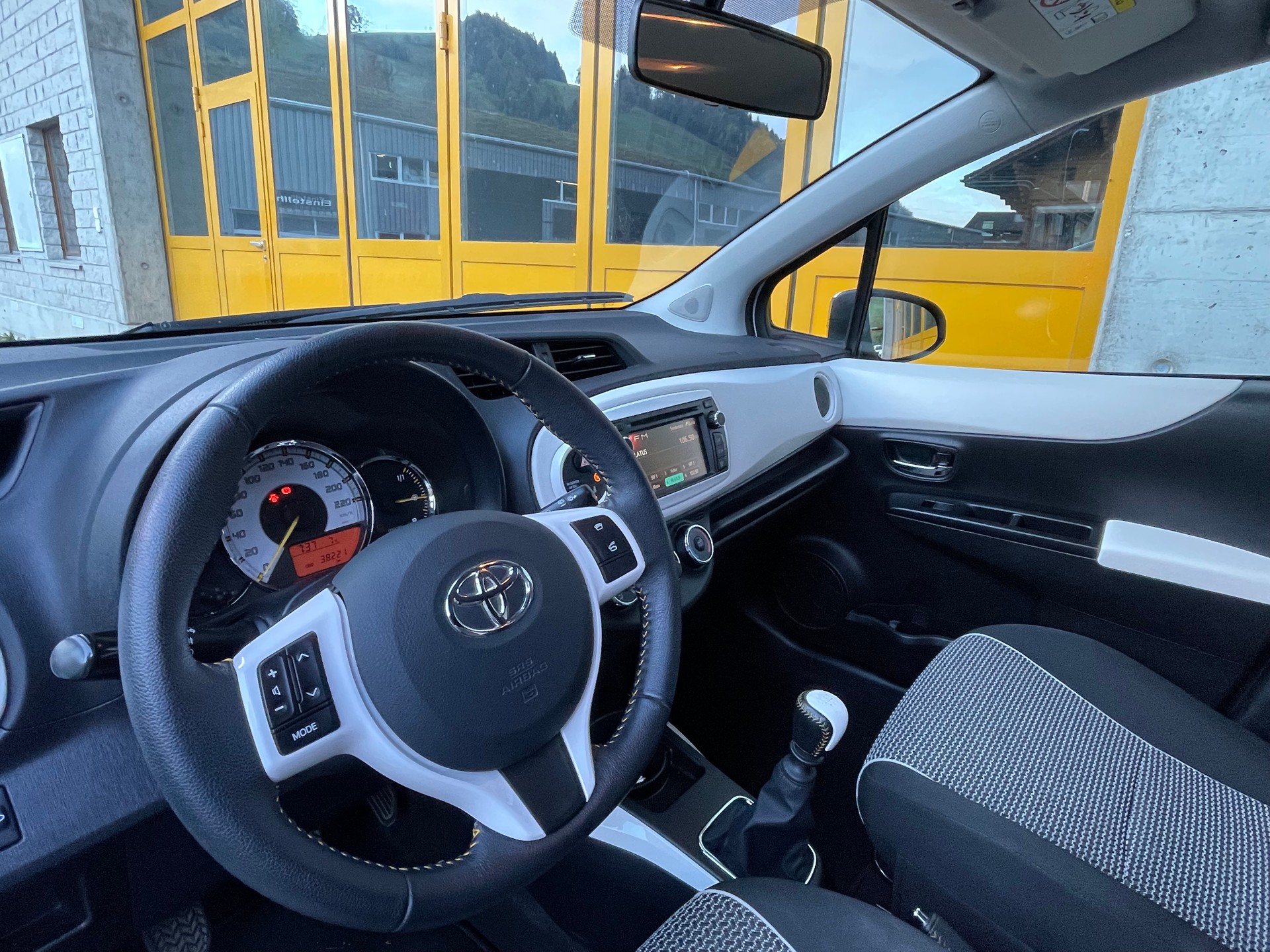 TOYOTA Yaris 1.33 Style-image-10