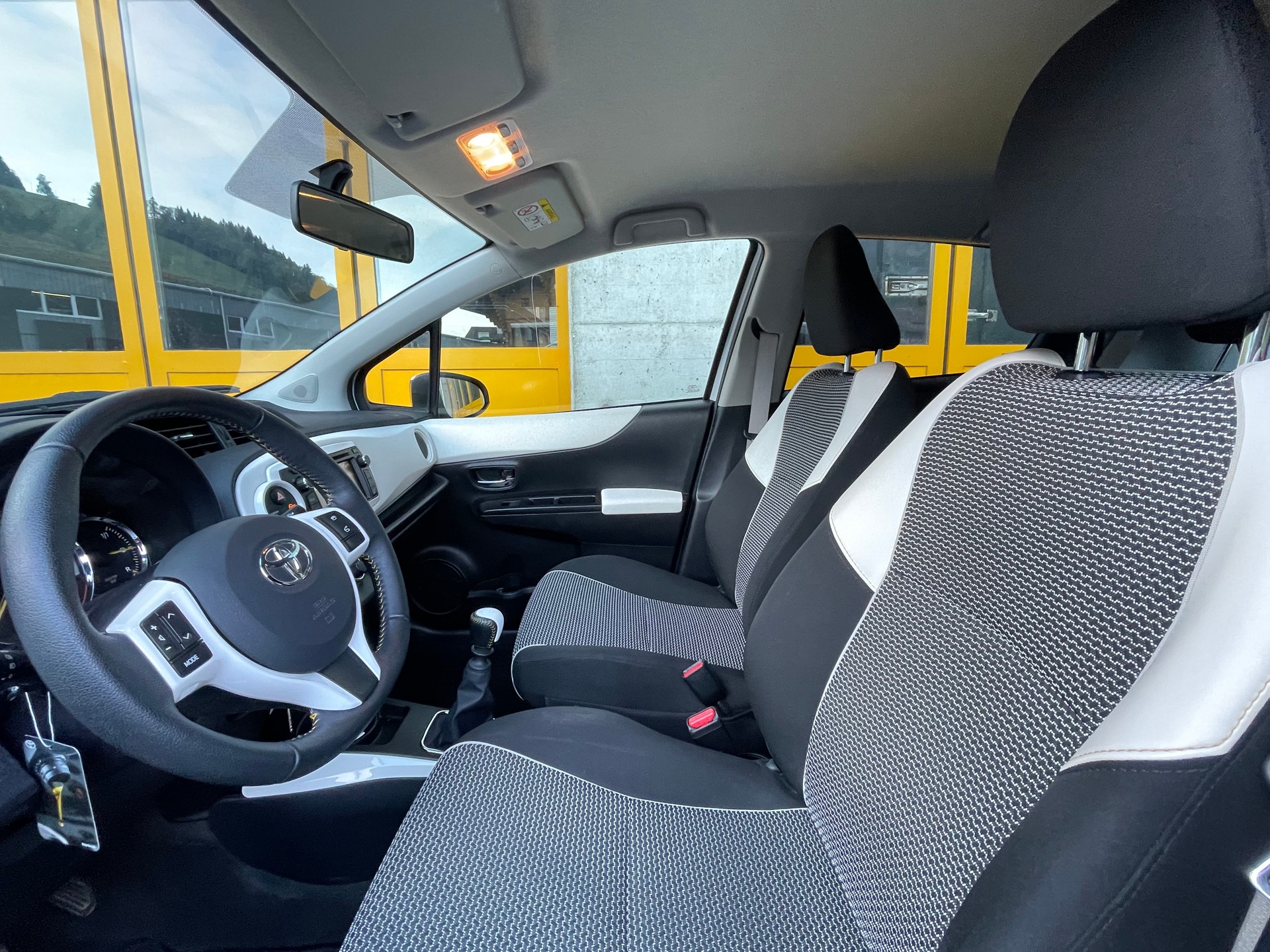 TOYOTA Yaris 1.33 Style-image-9