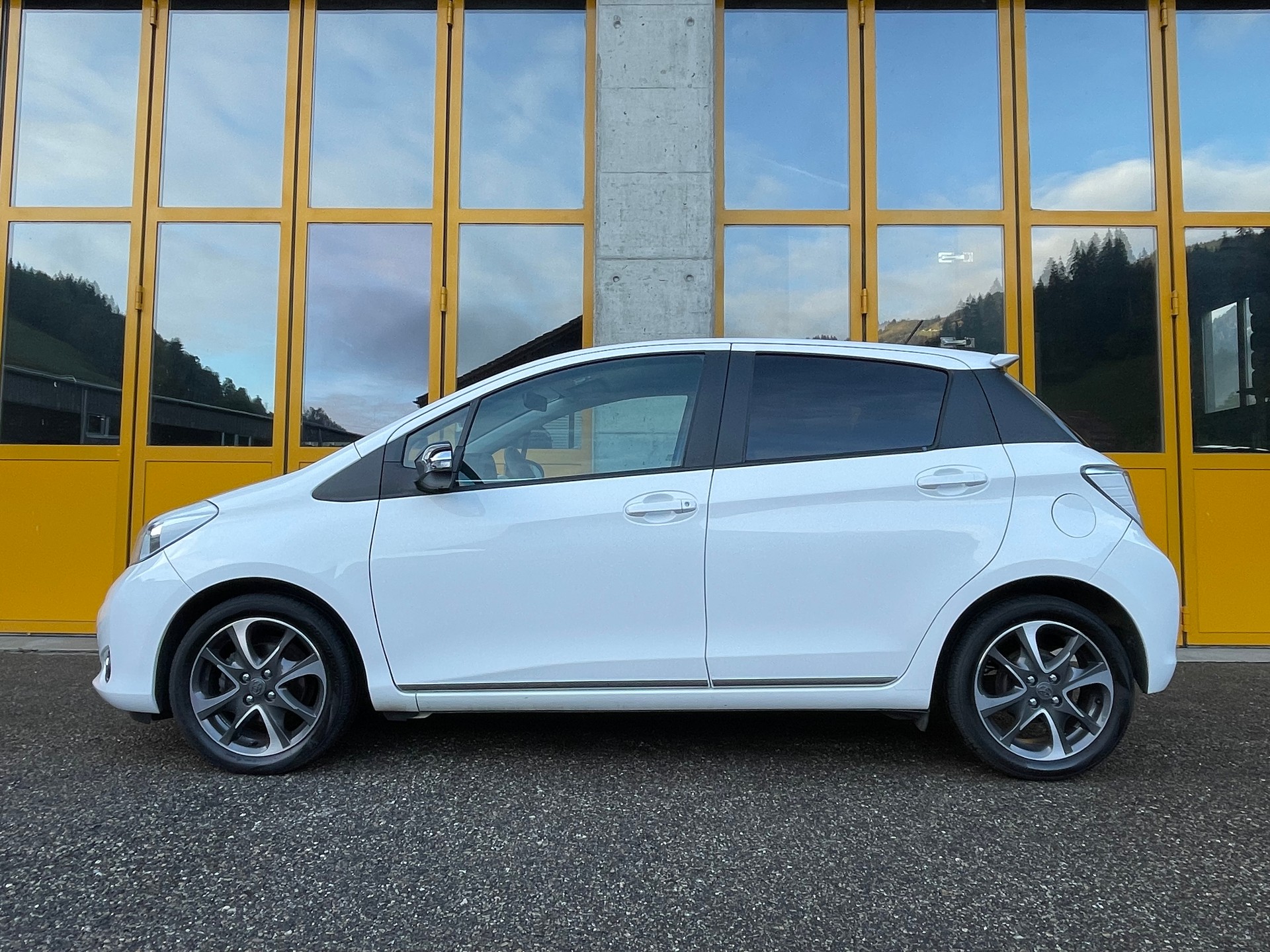 TOYOTA Yaris 1.33 Style-image-1