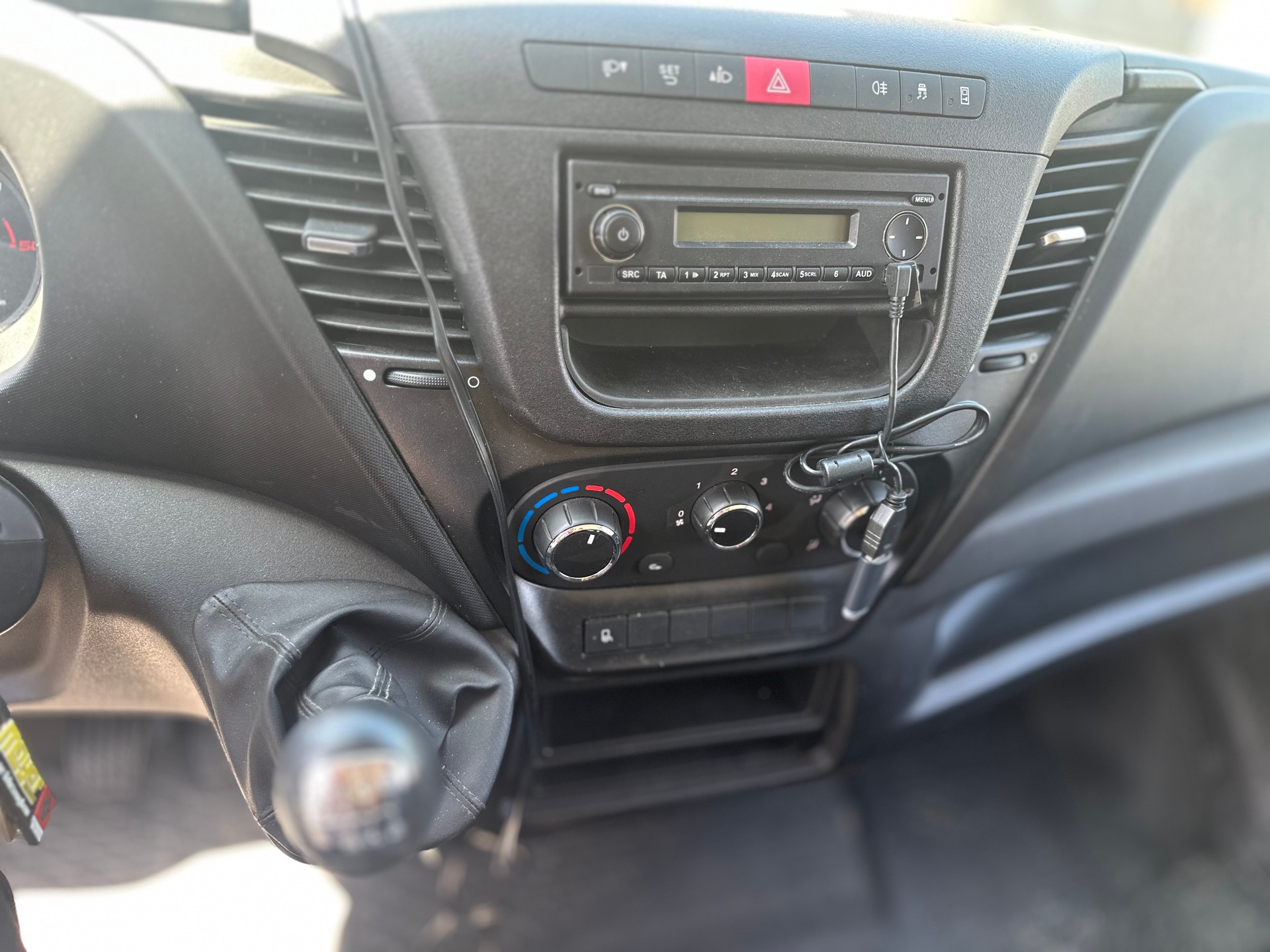 IVECO 35 S 13-image-10