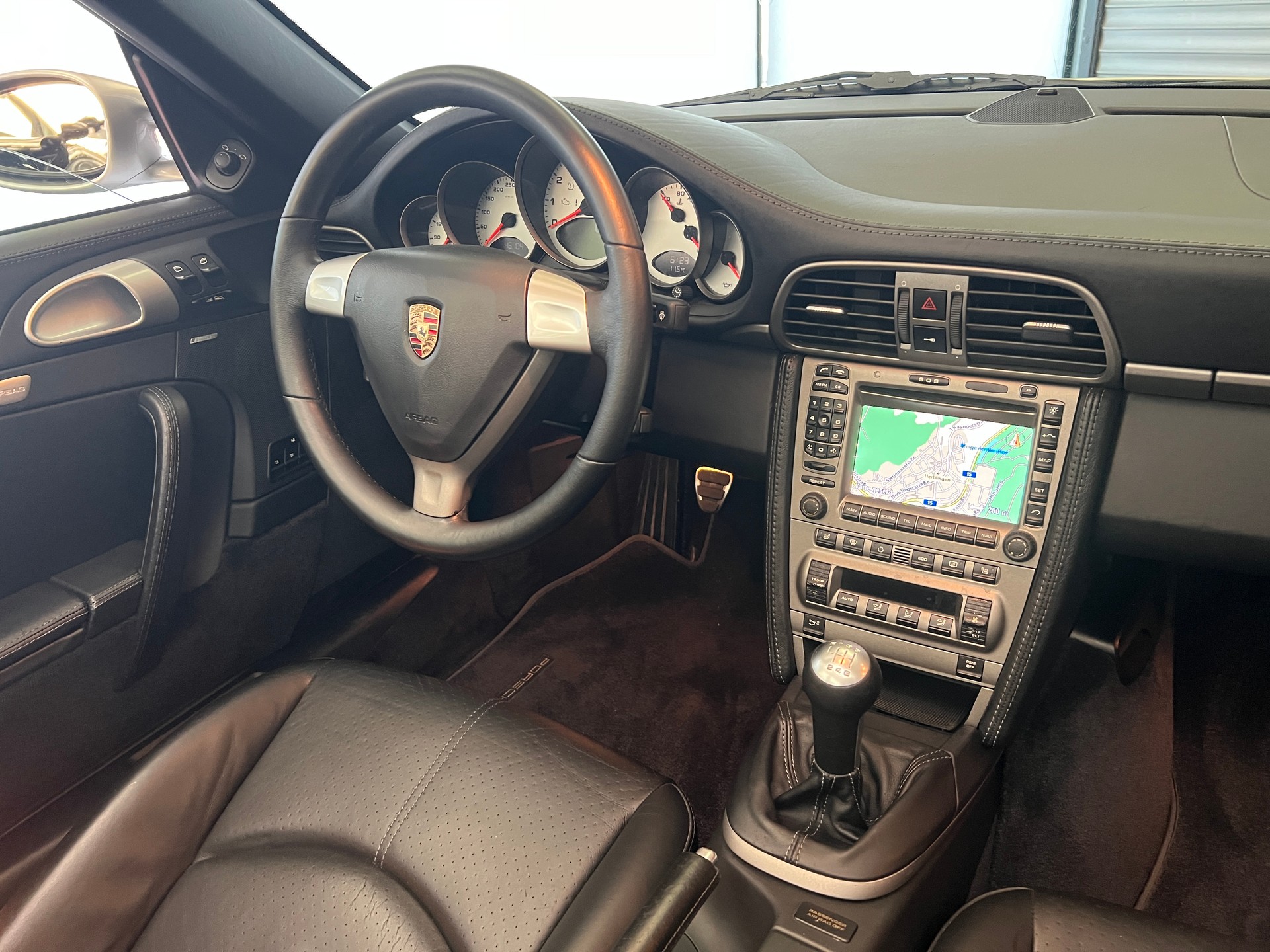 PORSCHE 911 Cabrio Carrera 4-image-20