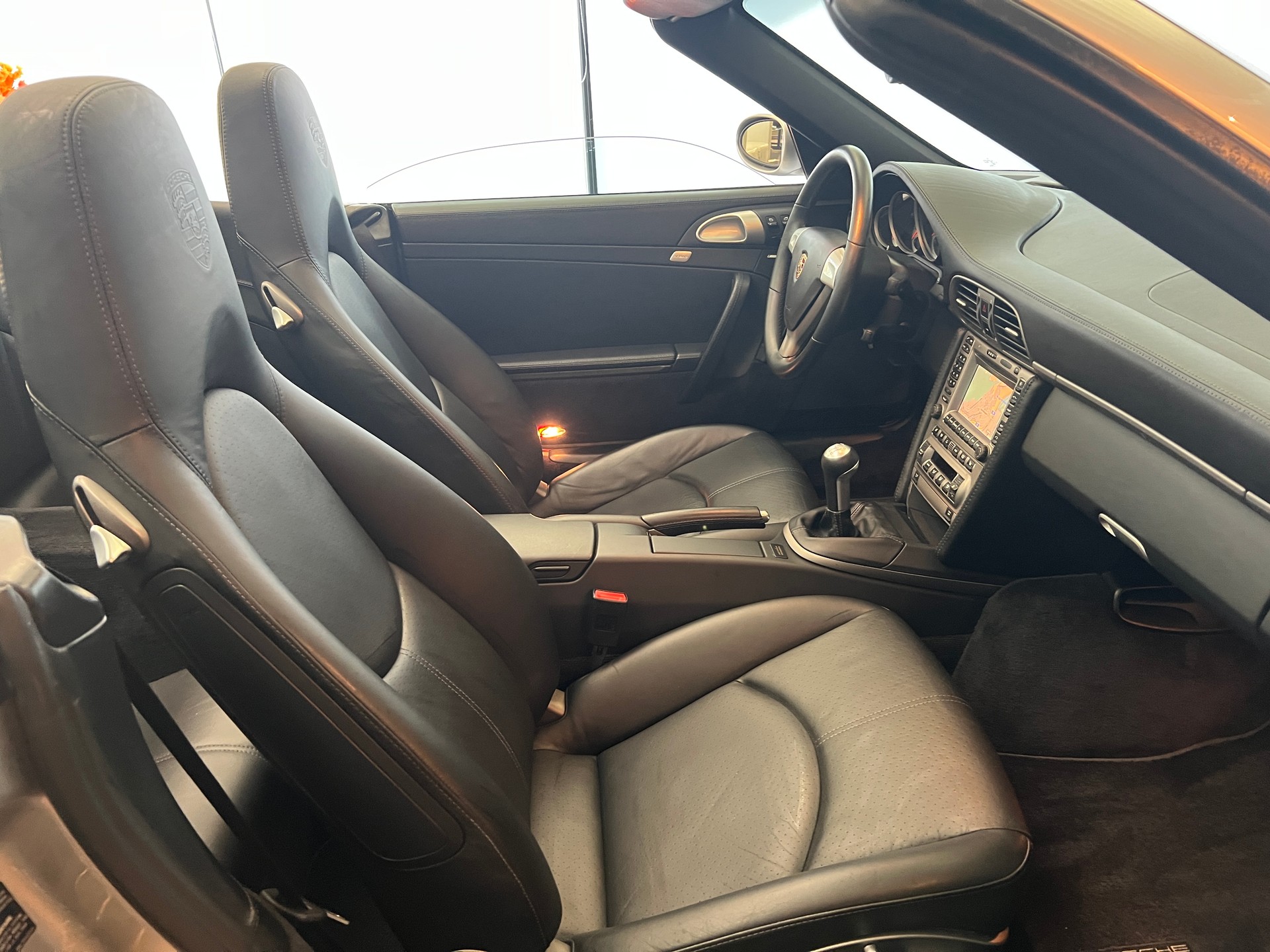 PORSCHE 911 Cabrio Carrera 4-image-19