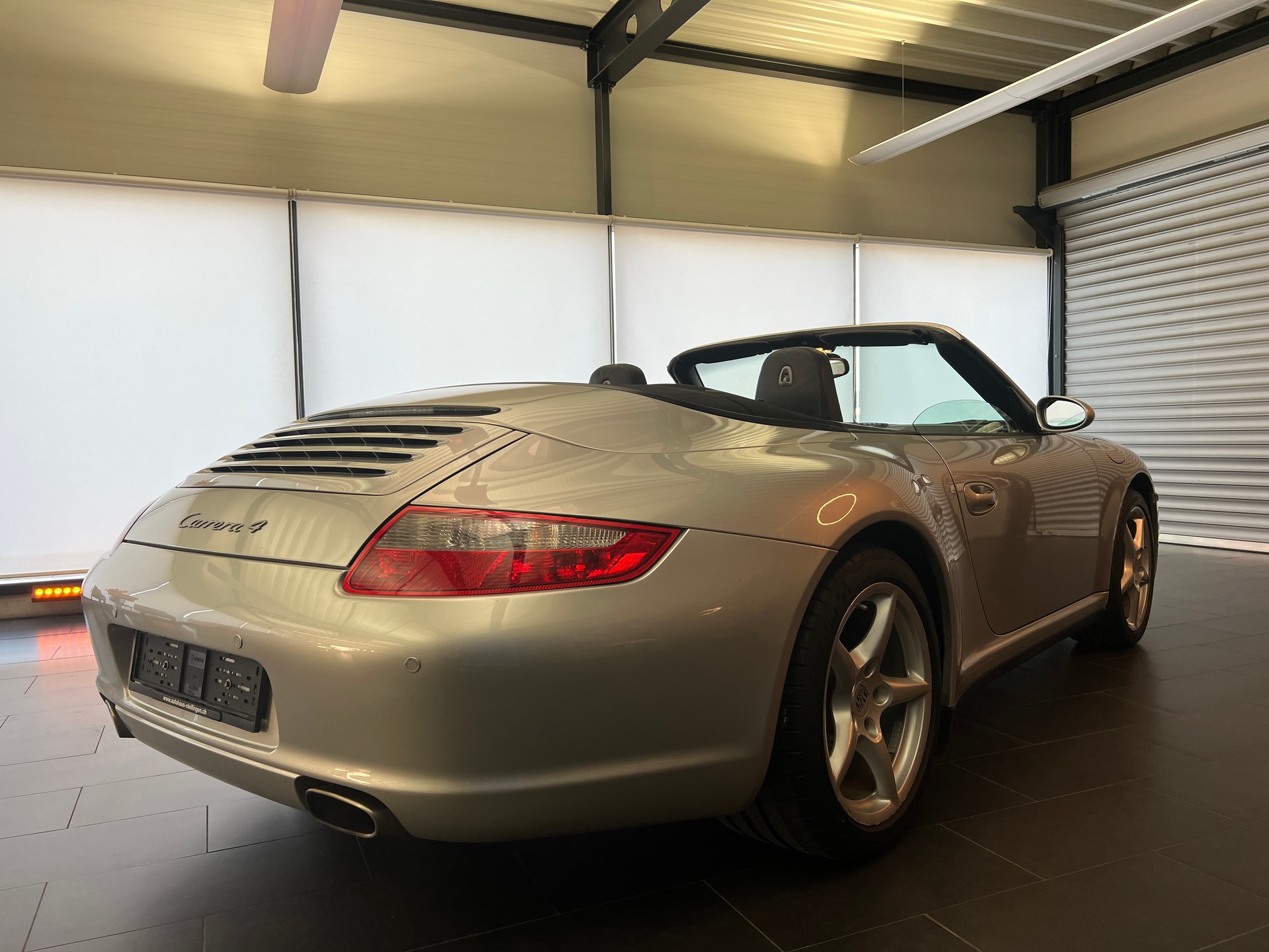 PORSCHE 911 Cabrio Carrera 4-image-18