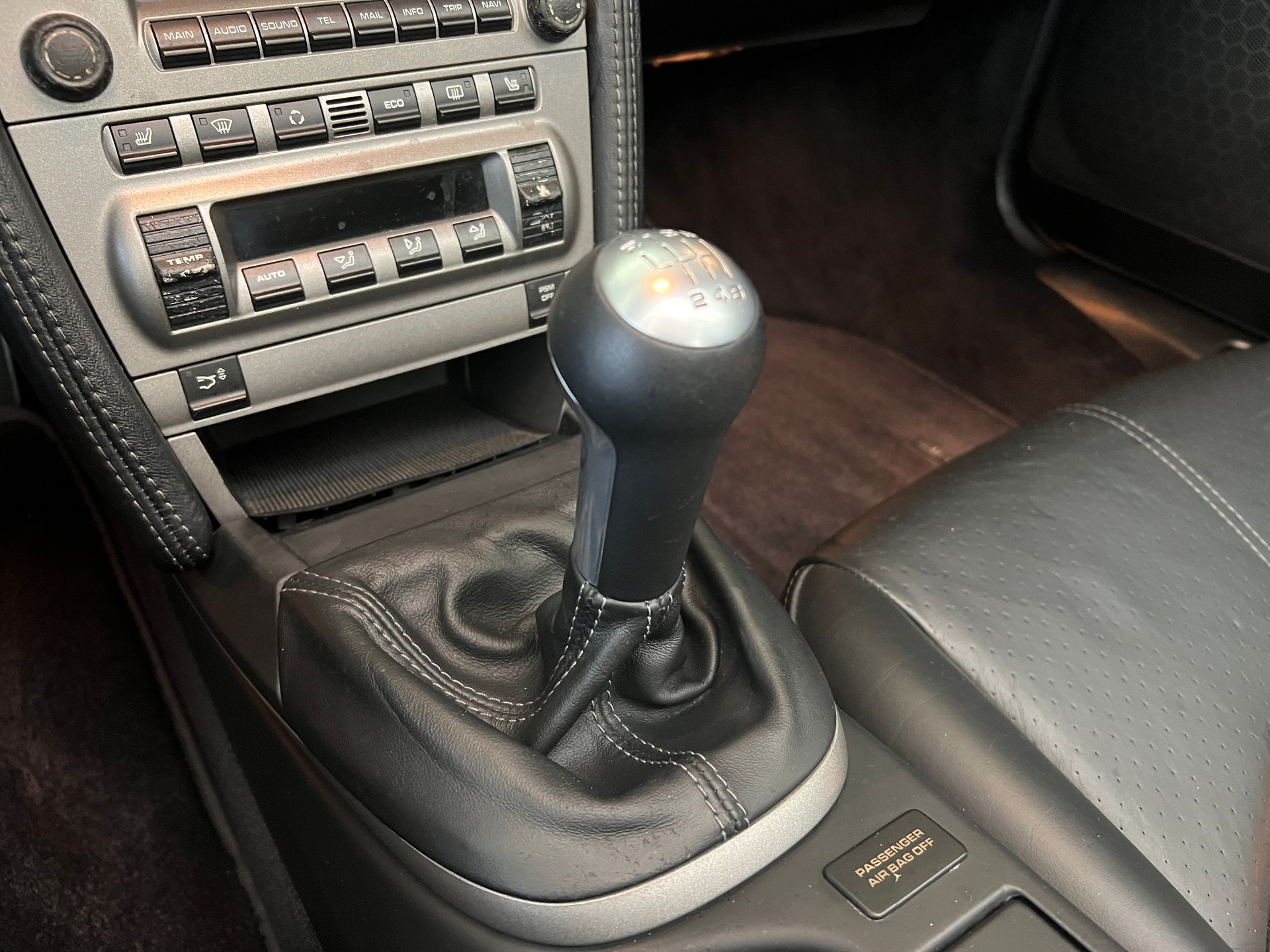 PORSCHE 911 Cabrio Carrera 4-image-12