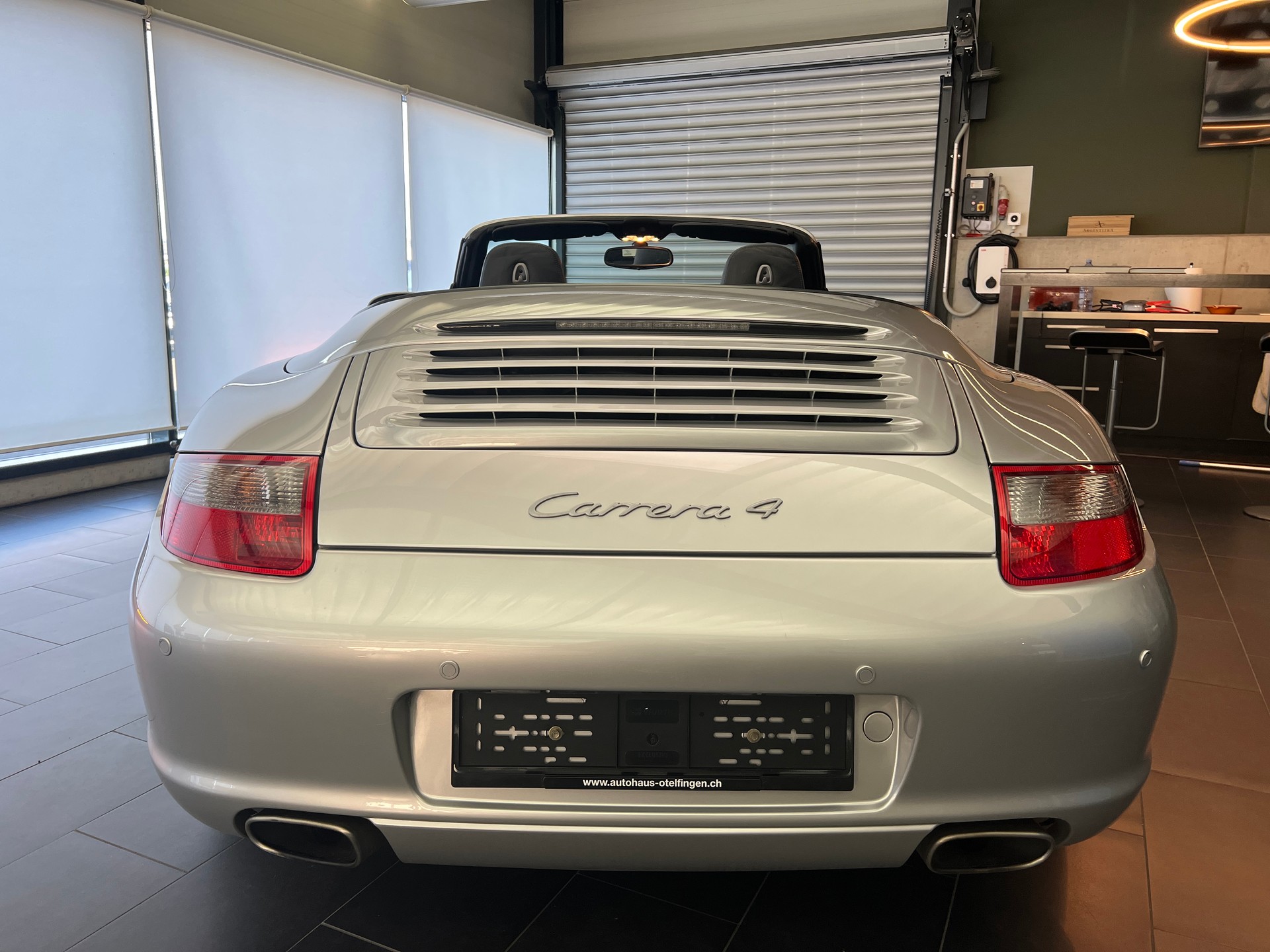 PORSCHE 911 Cabrio Carrera 4-image-17