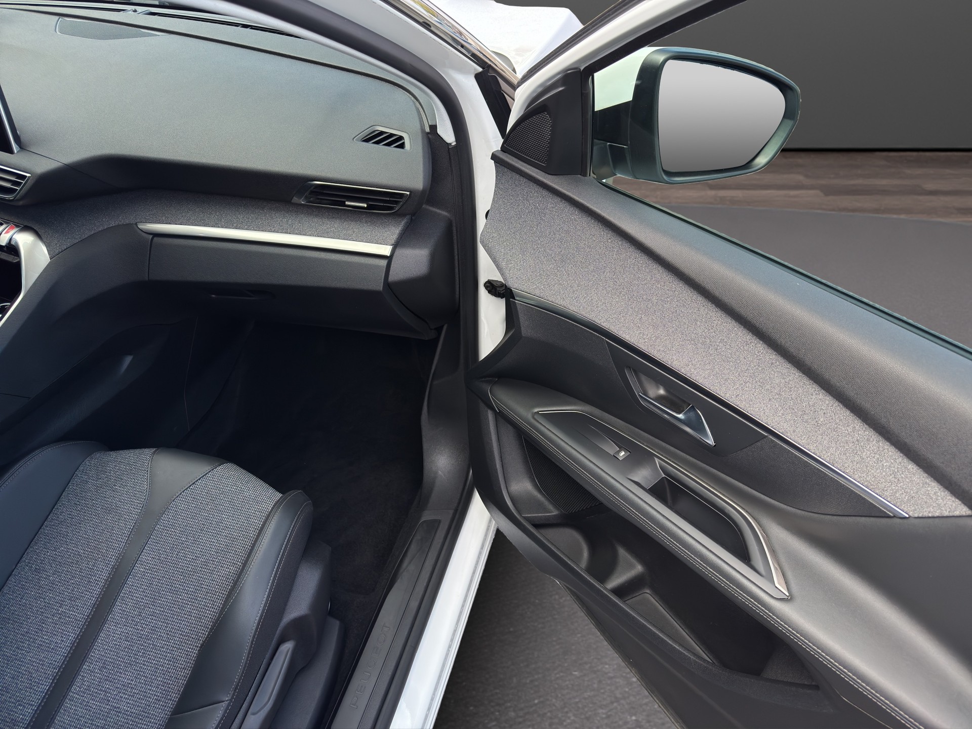 PEUGEOT 3008 1.5 BlueHDi Active EAT-image-20