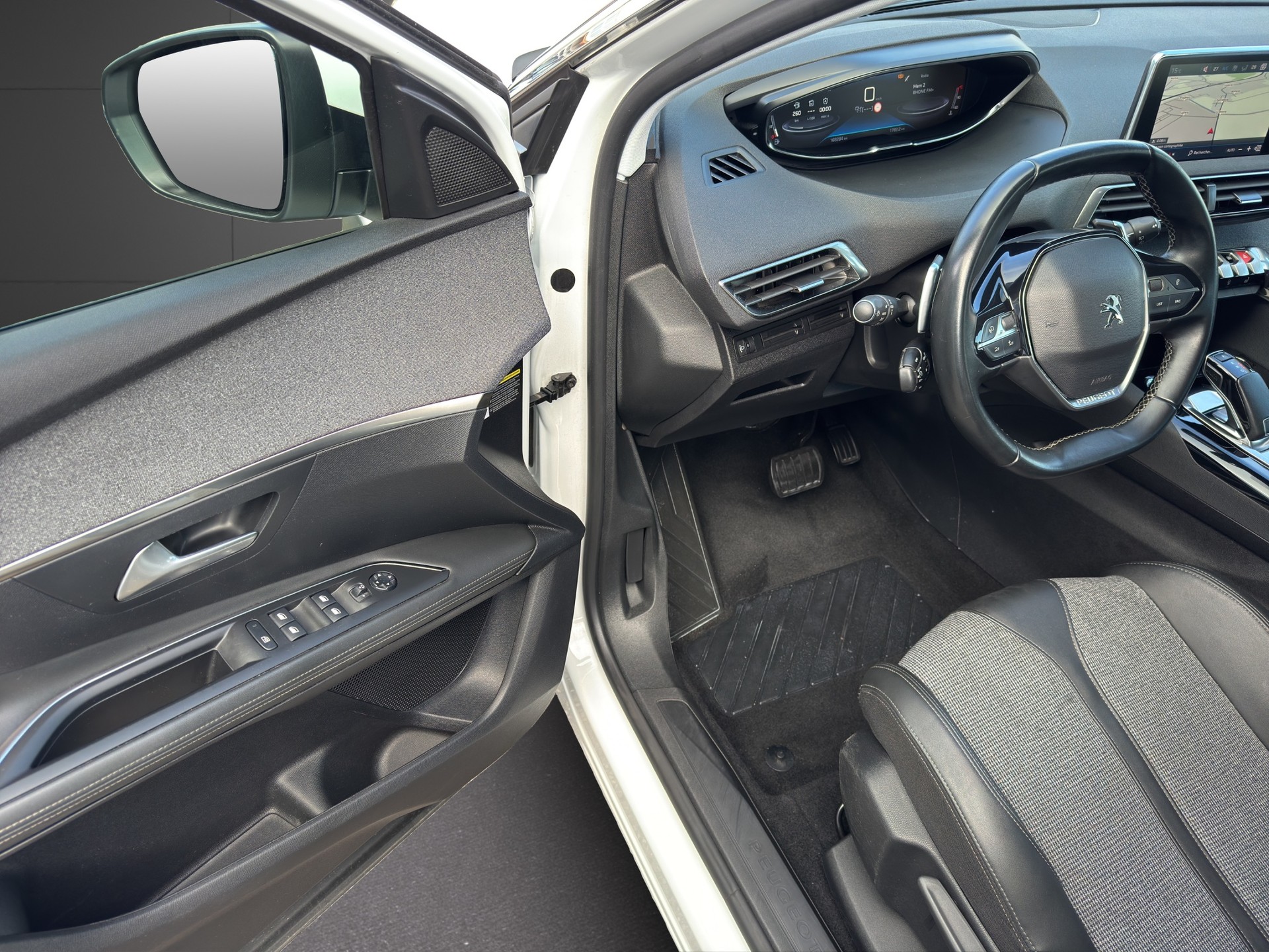 PEUGEOT 3008 1.5 BlueHDi Active EAT-image-19