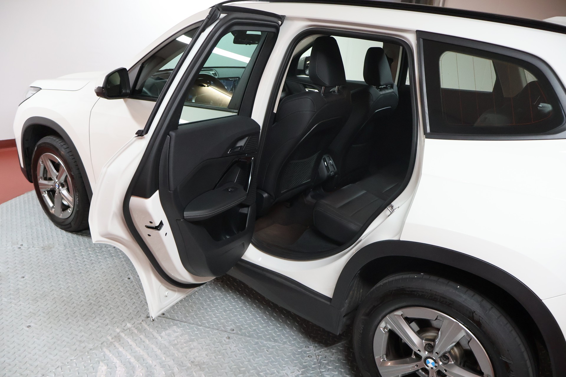 BMW X1 xDrive 23i 48V-image-15