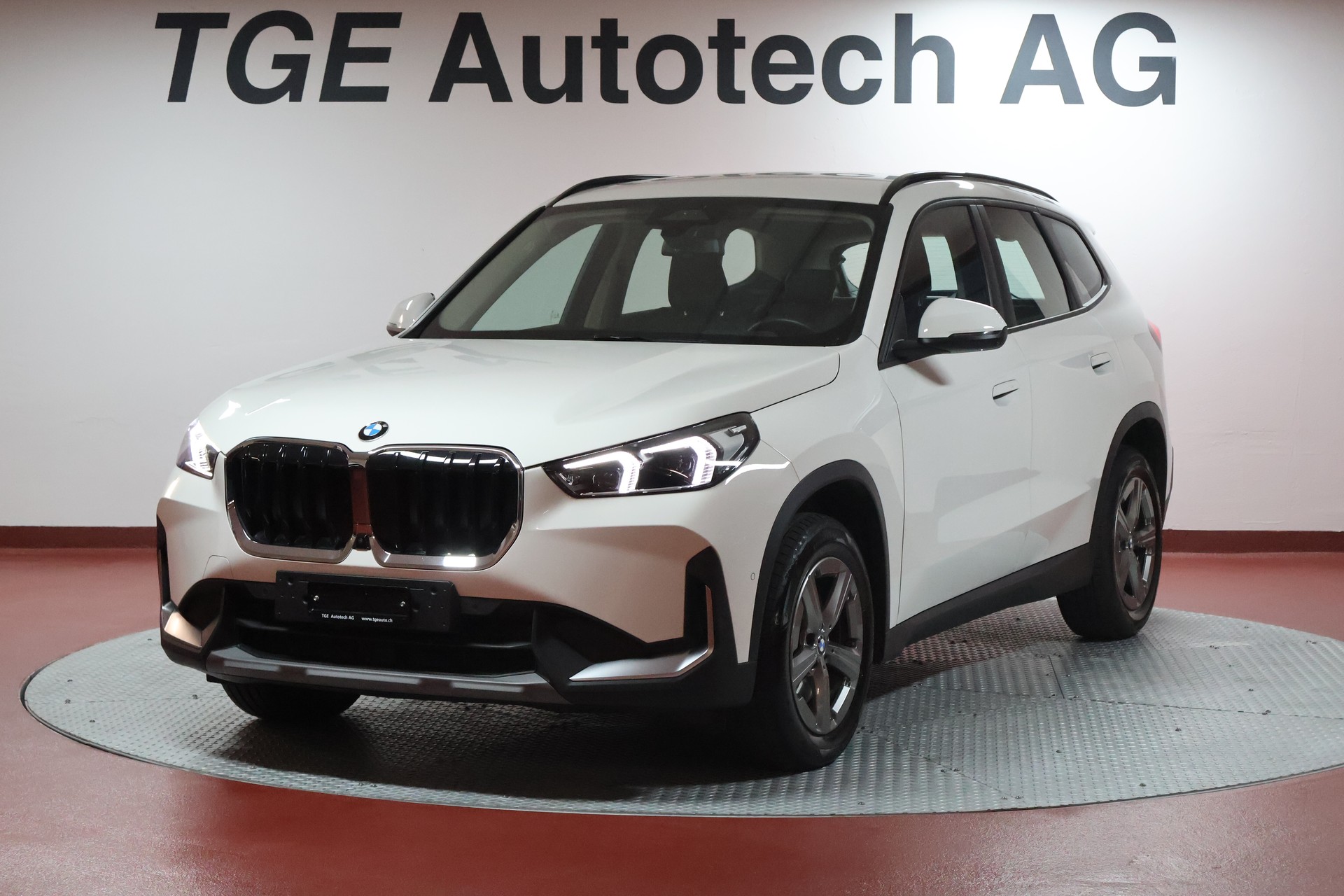 BMW X1 xDrive 23i 48V-image-0
