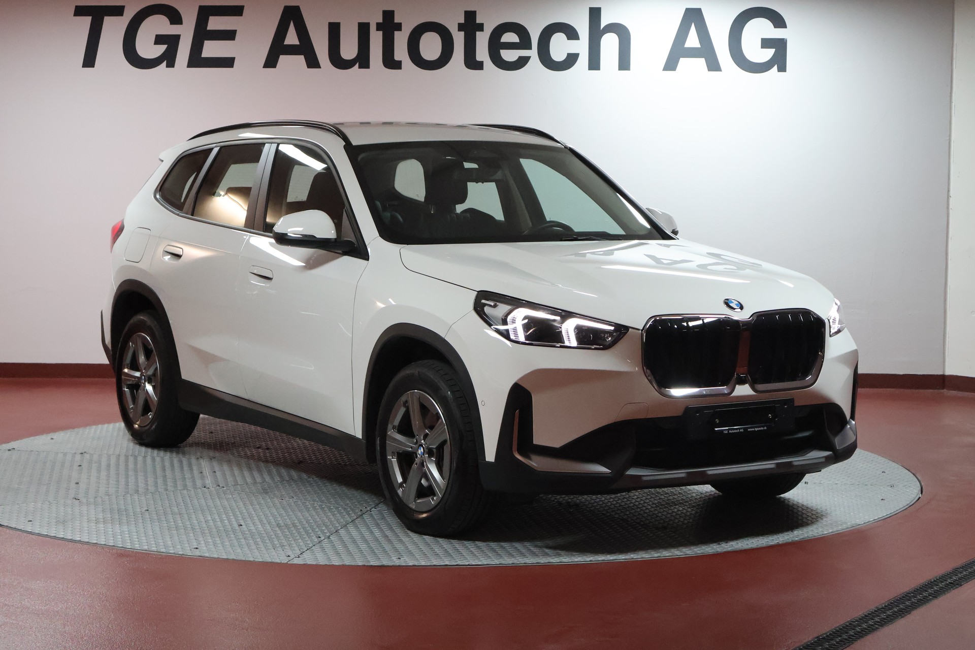 BMW X1 xDrive 23i 48V-image-2