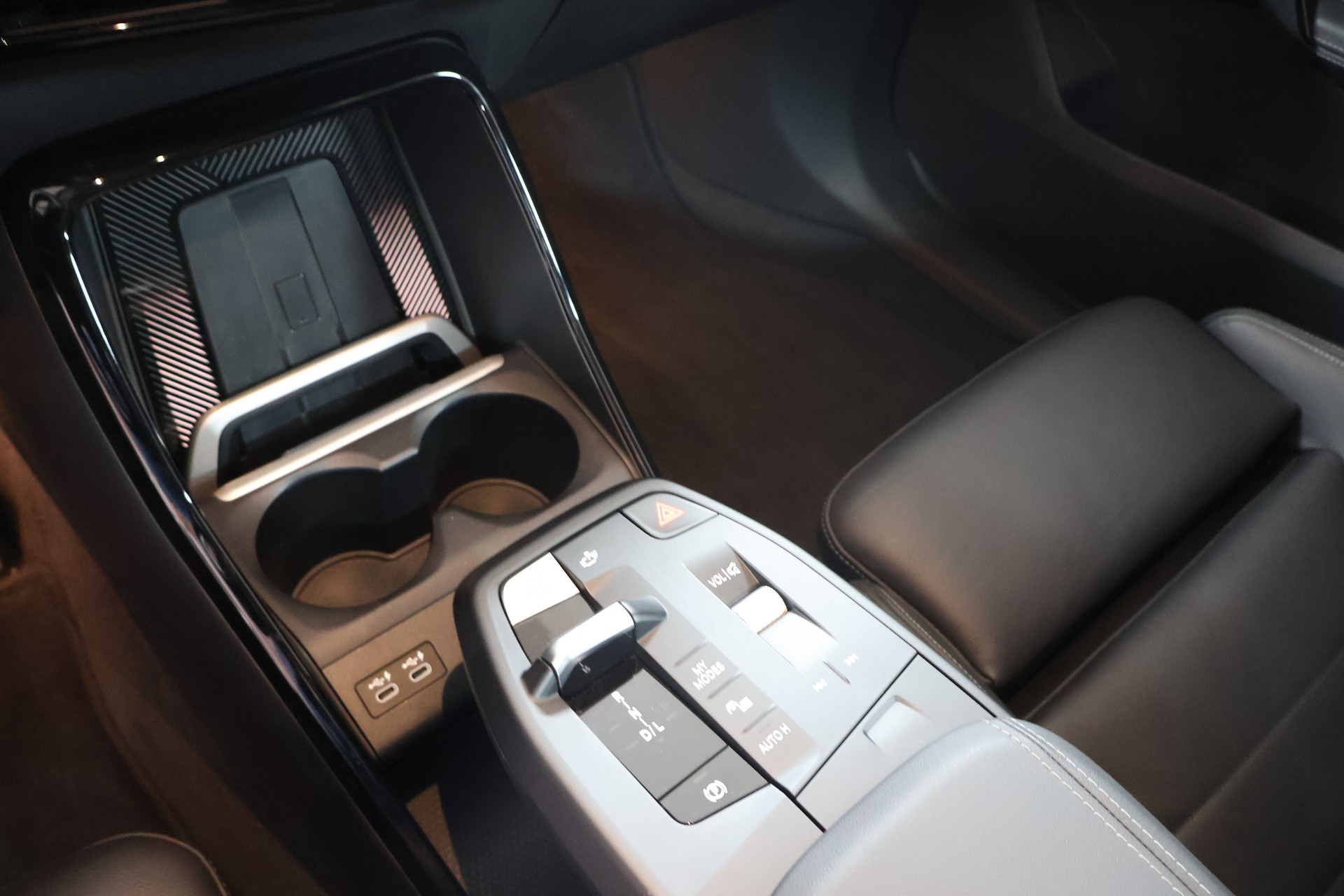 BMW X1 xDrive 23i 48V-image-12