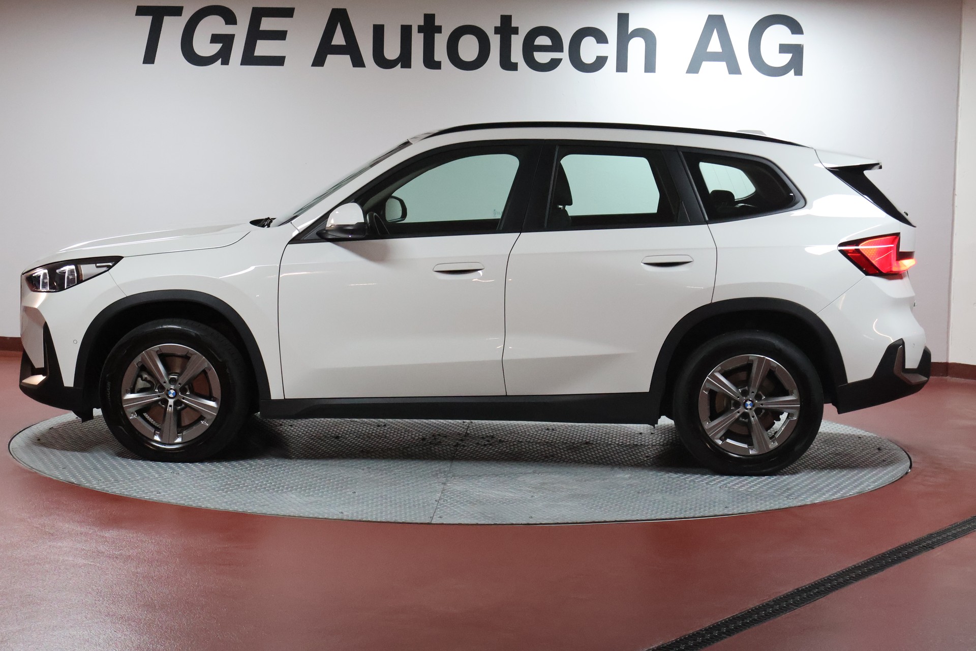 BMW X1 xDrive 23i 48V-image-3