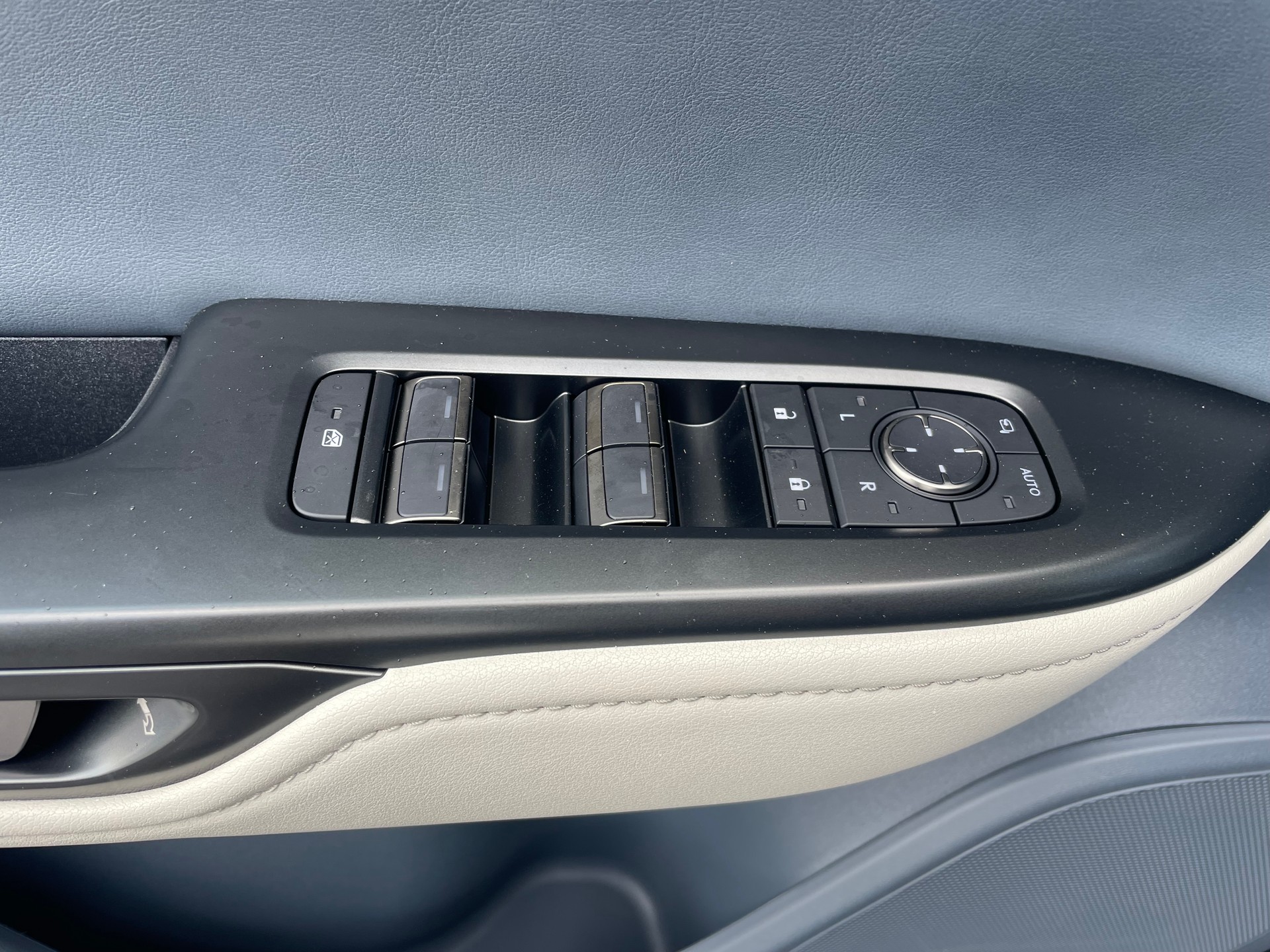 LEXUS RZ 300e 71,4 KW Comfort-image-21