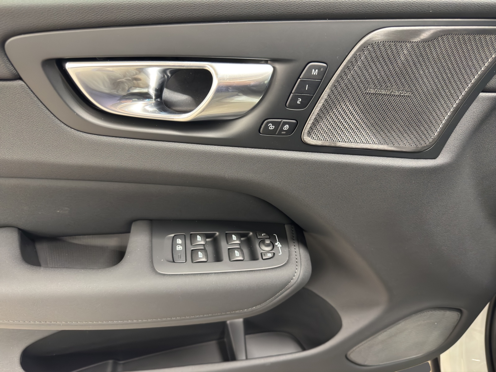 VOLVO XC60 2.0 T8 TE Ultra Dark eAWD-image-12