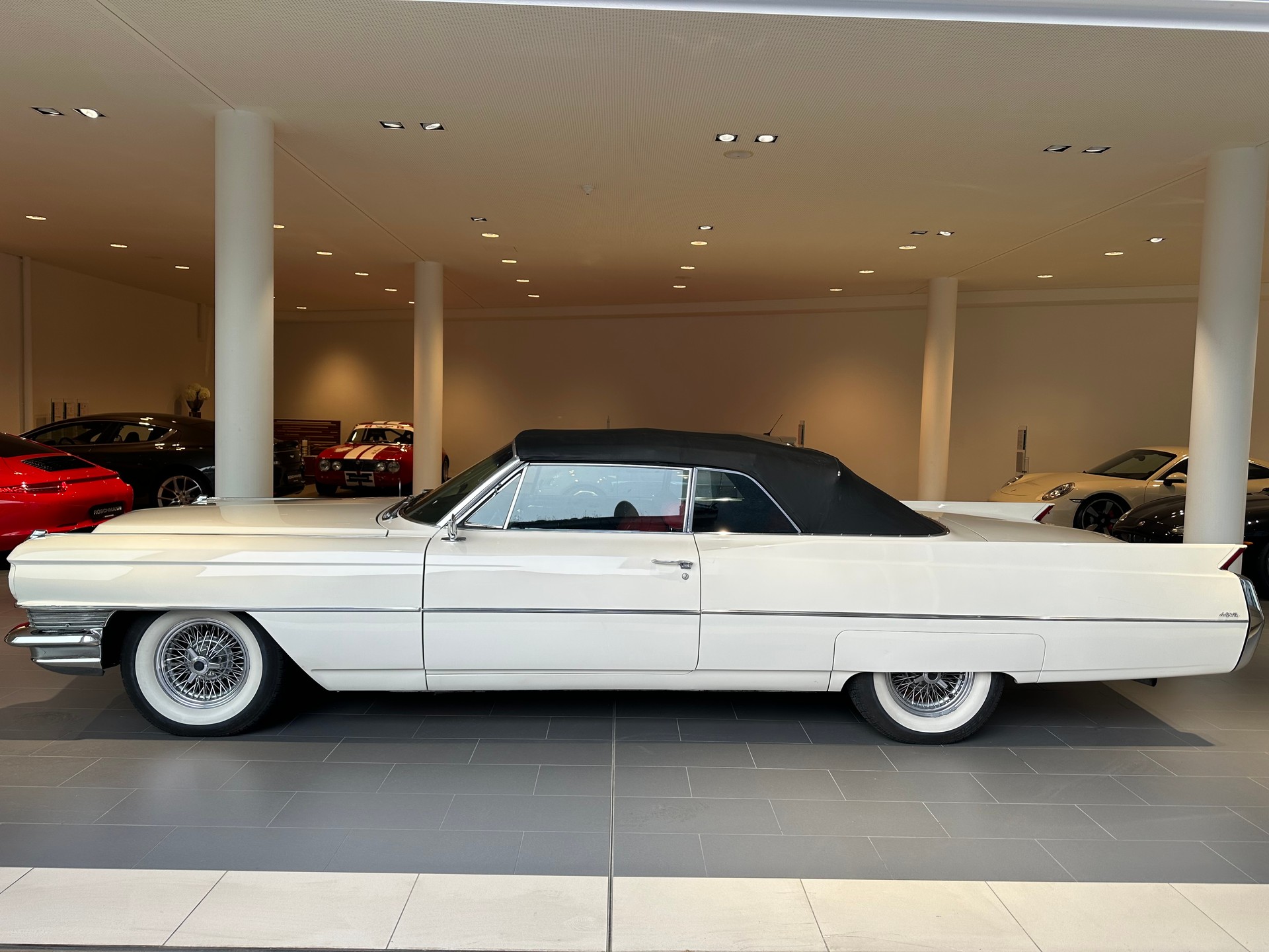 CADILLAC DEVILLE-showroom-element-3