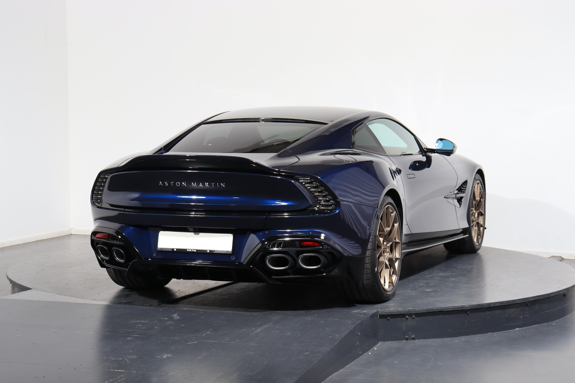 ASTON MARTIN Vanquish 5.2 V12 Bi-Turbo-image-2