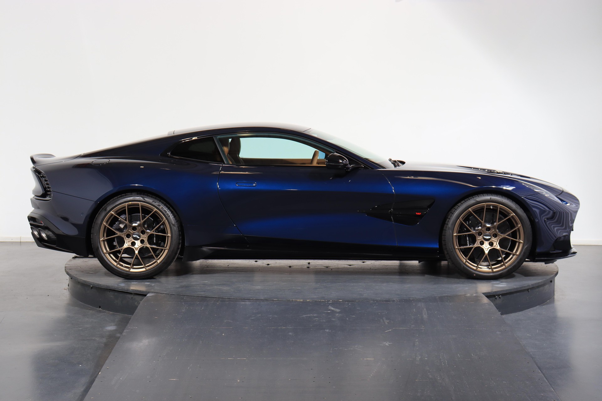 ASTON MARTIN Vanquish 5.2 V12 Bi-Turbo-image-1