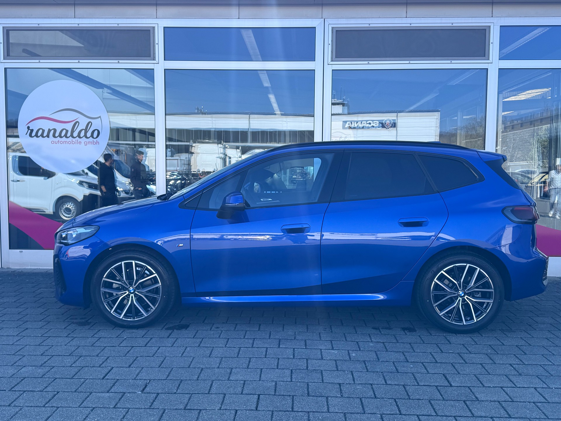 BMW 218d Active Tourer M Sport DKG+LED Scheinwerfer+Navi+ACC+Komfortzugang+Rückfahrkamera+AHK 1'400kg+Werksgarantie+-image-5