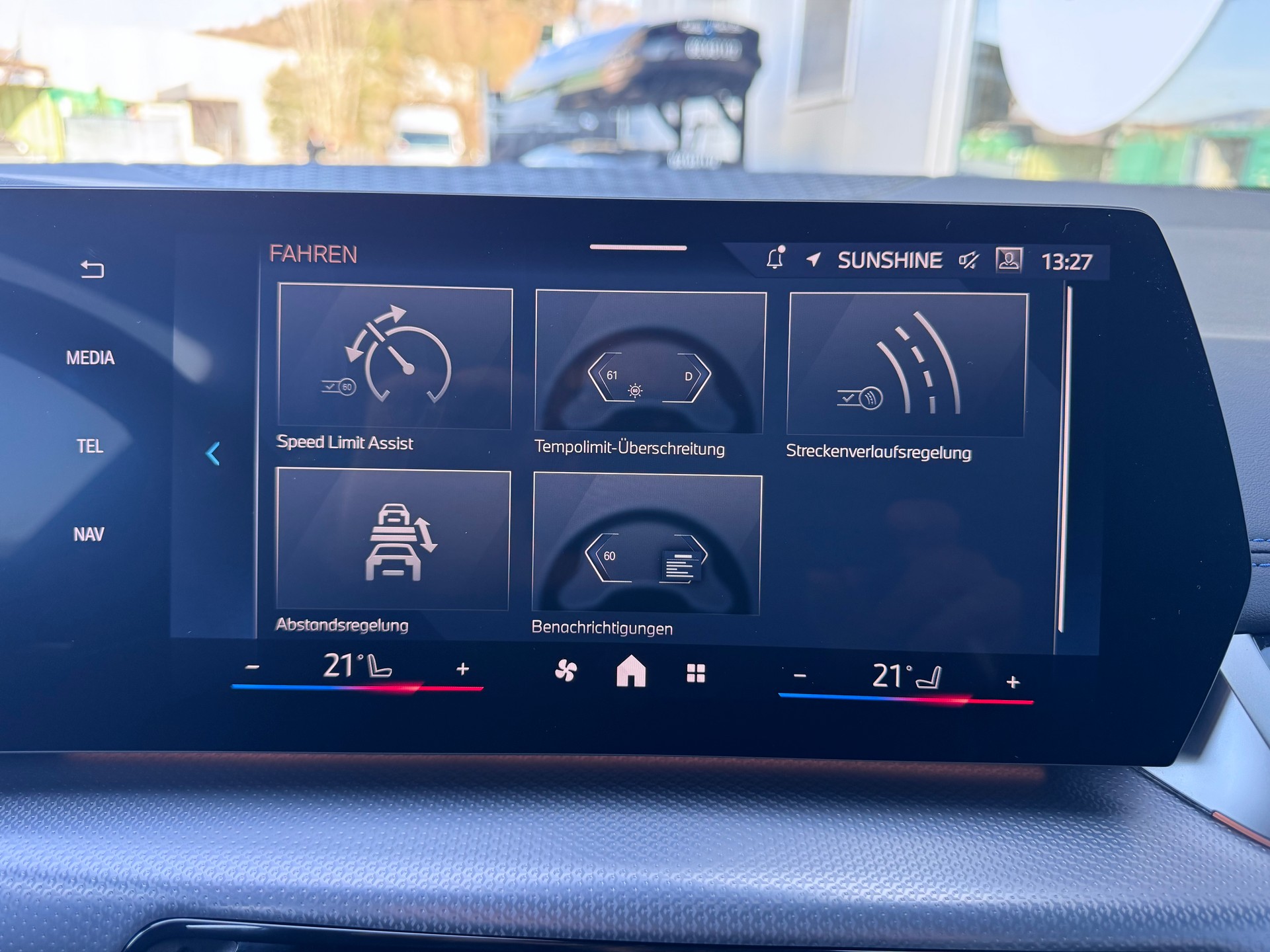 BMW 218d Active Tourer M Sport DKG+LED Scheinwerfer+Navi+ACC+Komfortzugang+Rückfahrkamera+AHK 1'400kg+Werksgarantie+-image-27