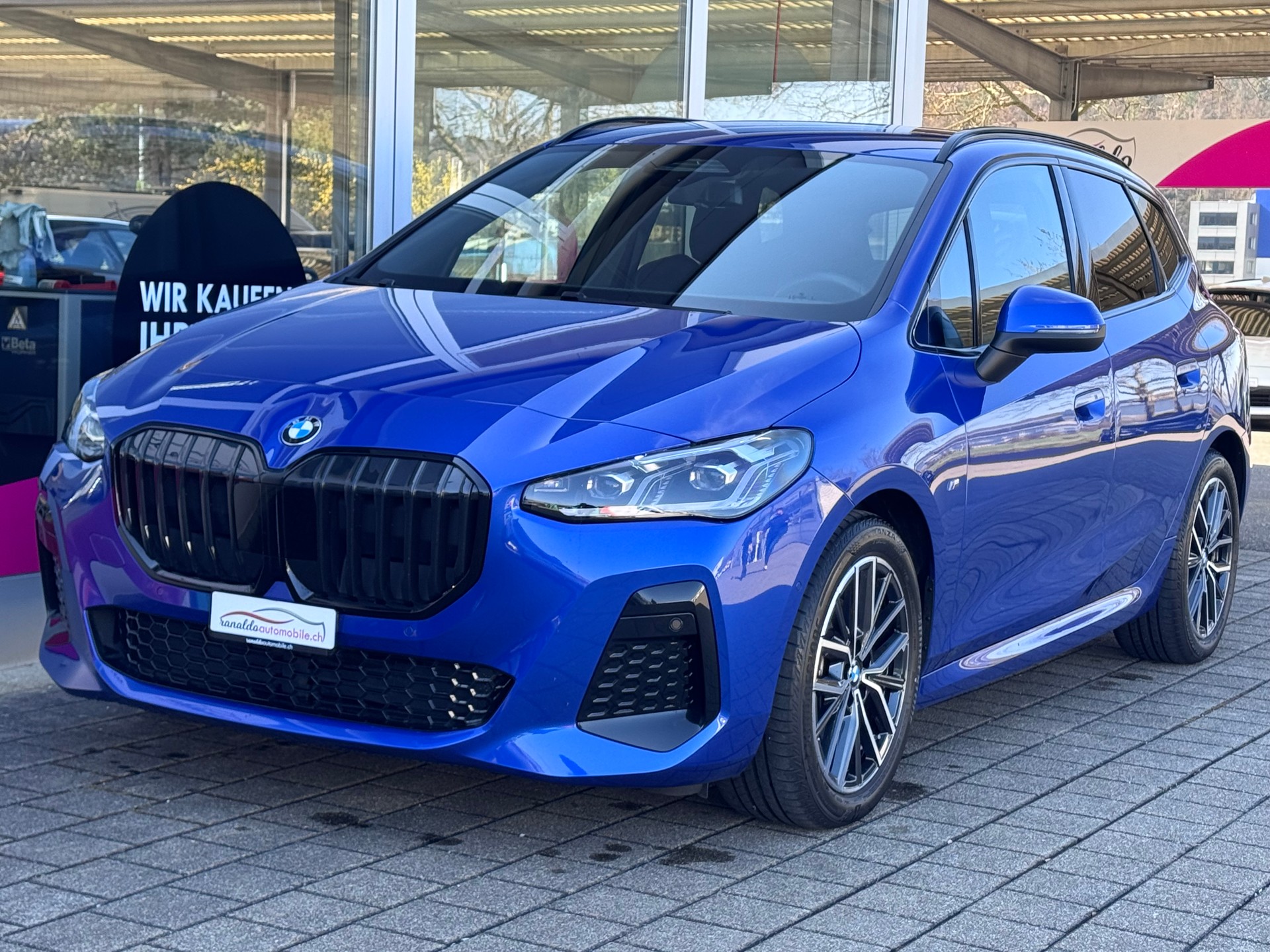 BMW 218d Active Tourer M Sport DKG+LED Scheinwerfer+Navi+ACC+Komfortzugang+Rückfahrkamera+AHK 1'400kg+Werksgarantie+-image-2