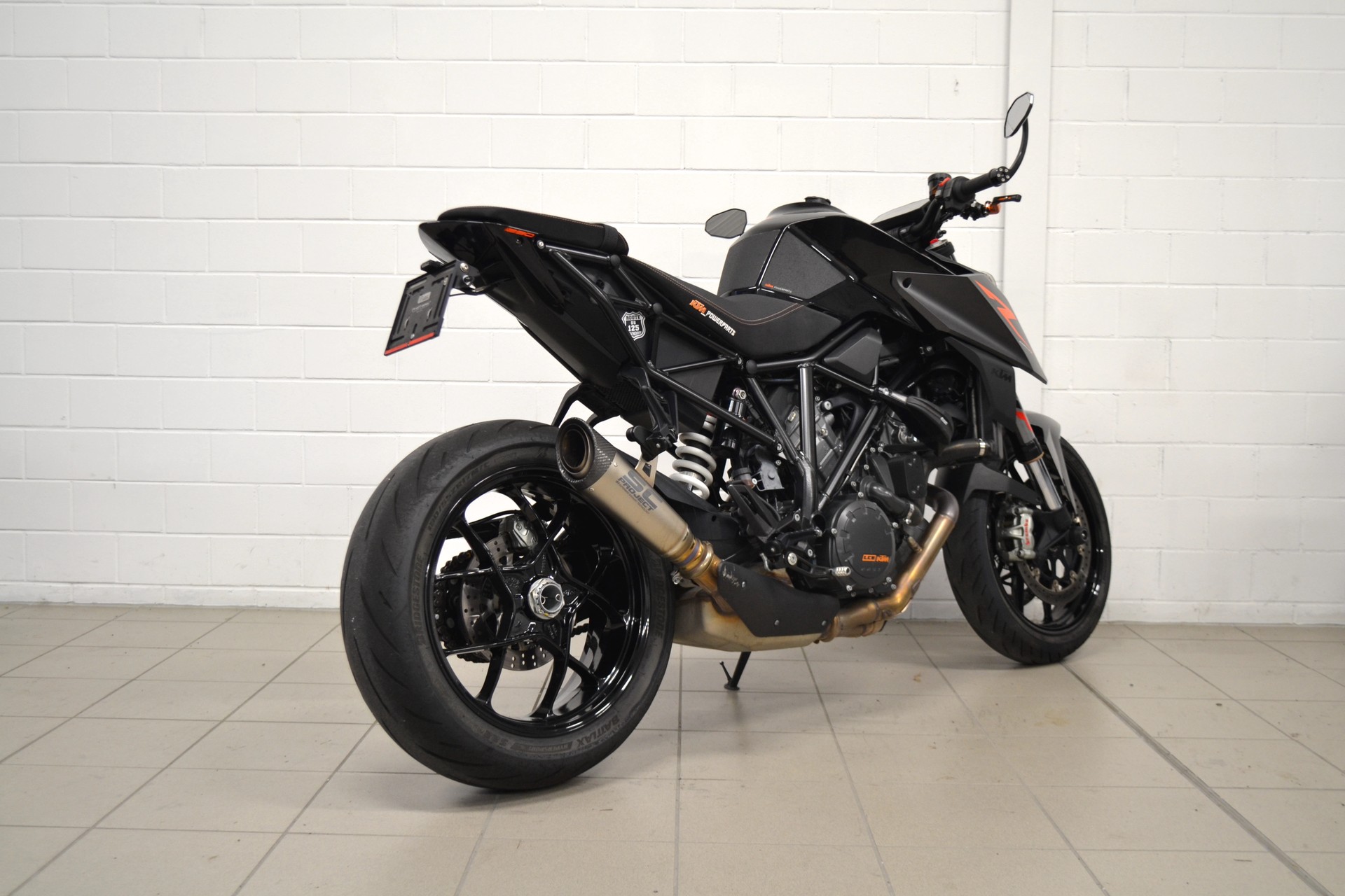 KTM 1290 Super Duke R-showroom-element-3