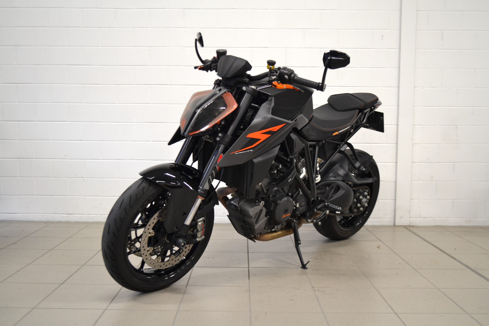 KTM 1290 Super Duke R-showroom-element-1