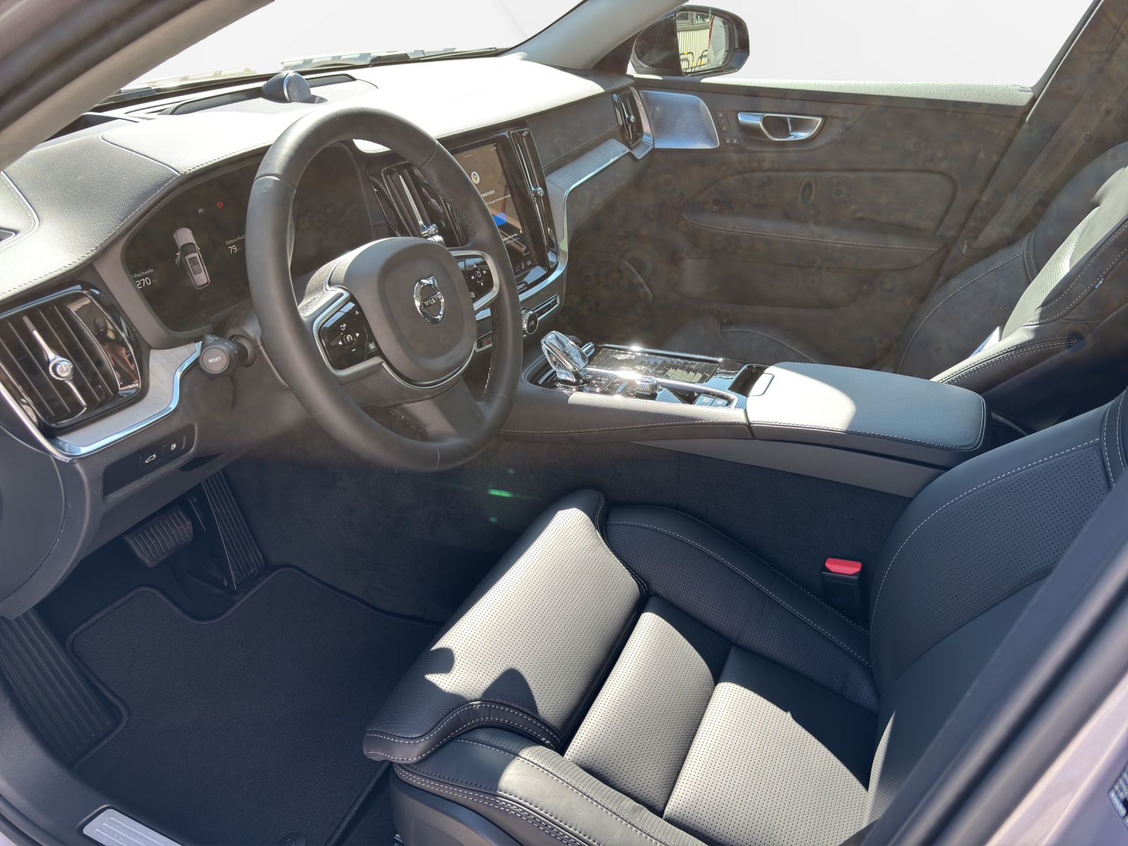 VOLVO V60 2.0 T8 TE Ultra Dark eAWD-image-3